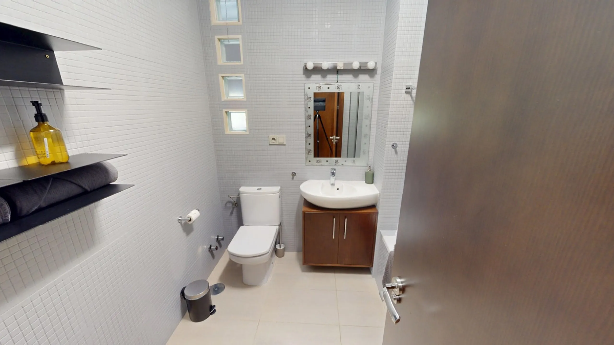 Exclusive Estate with Guest Apartment and Equestrian Facilities in Álora This exceptional estate in Álora combines generous living spaces, absolute privacy, and a privileged natural setting ideal for those seeking comfort, tranquillity, and versatile usag