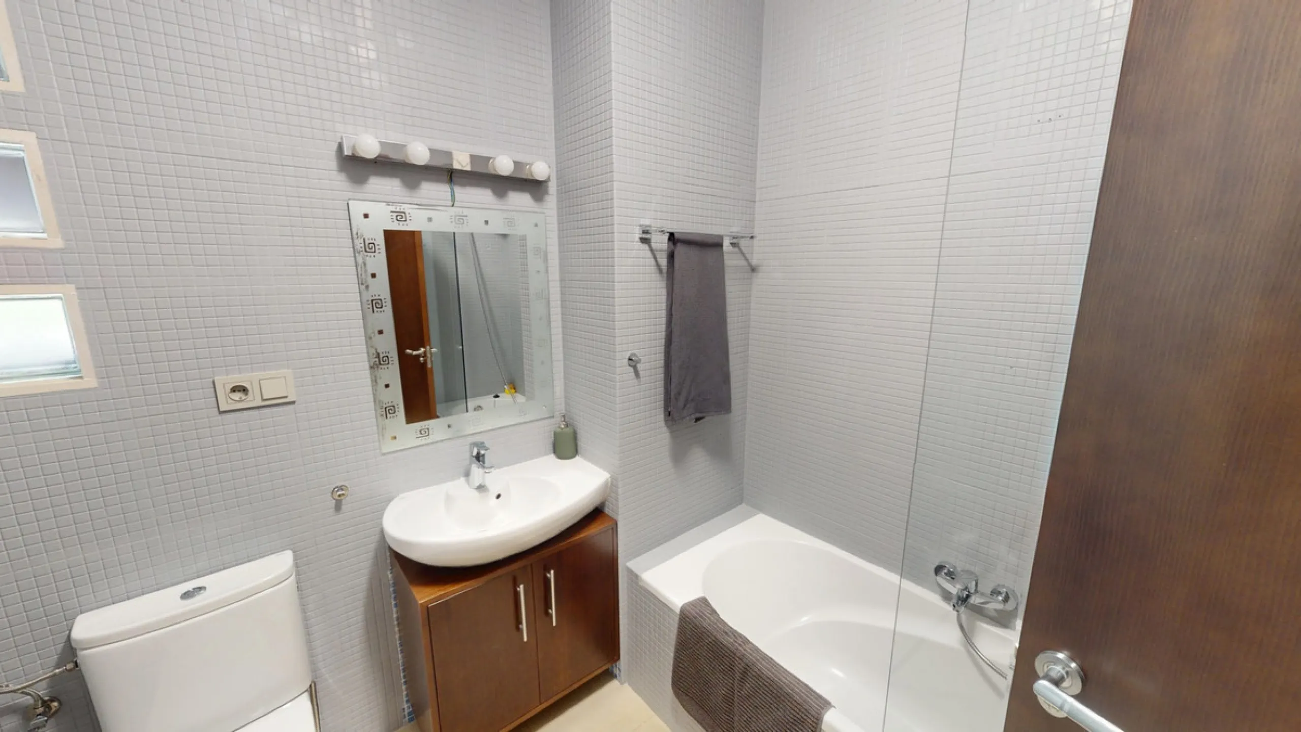 Exclusive Estate with Guest Apartment and Equestrian Facilities in Álora This exceptional estate in Álora combines generous living spaces, absolute privacy, and a privileged natural setting ideal for those seeking comfort, tranquillity, and versatile usag