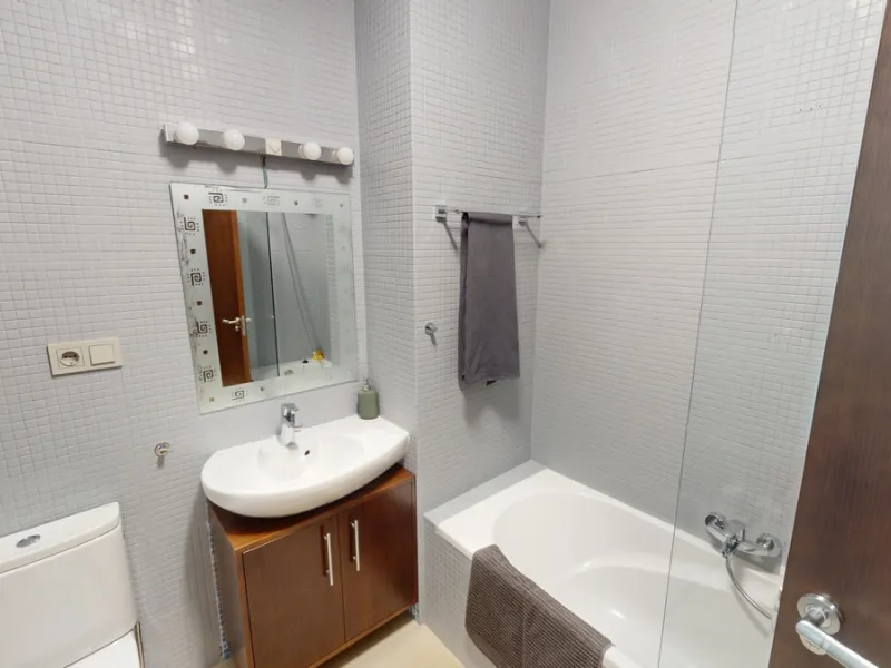 Exclusive Estate with Guest Apartment and Equestrian Facilities in Álora This exceptional estate in Álora combines generous living spaces, absolute privacy, and a privileged natural setting ideal for those seeking comfort, tranquillity, and versatile usag