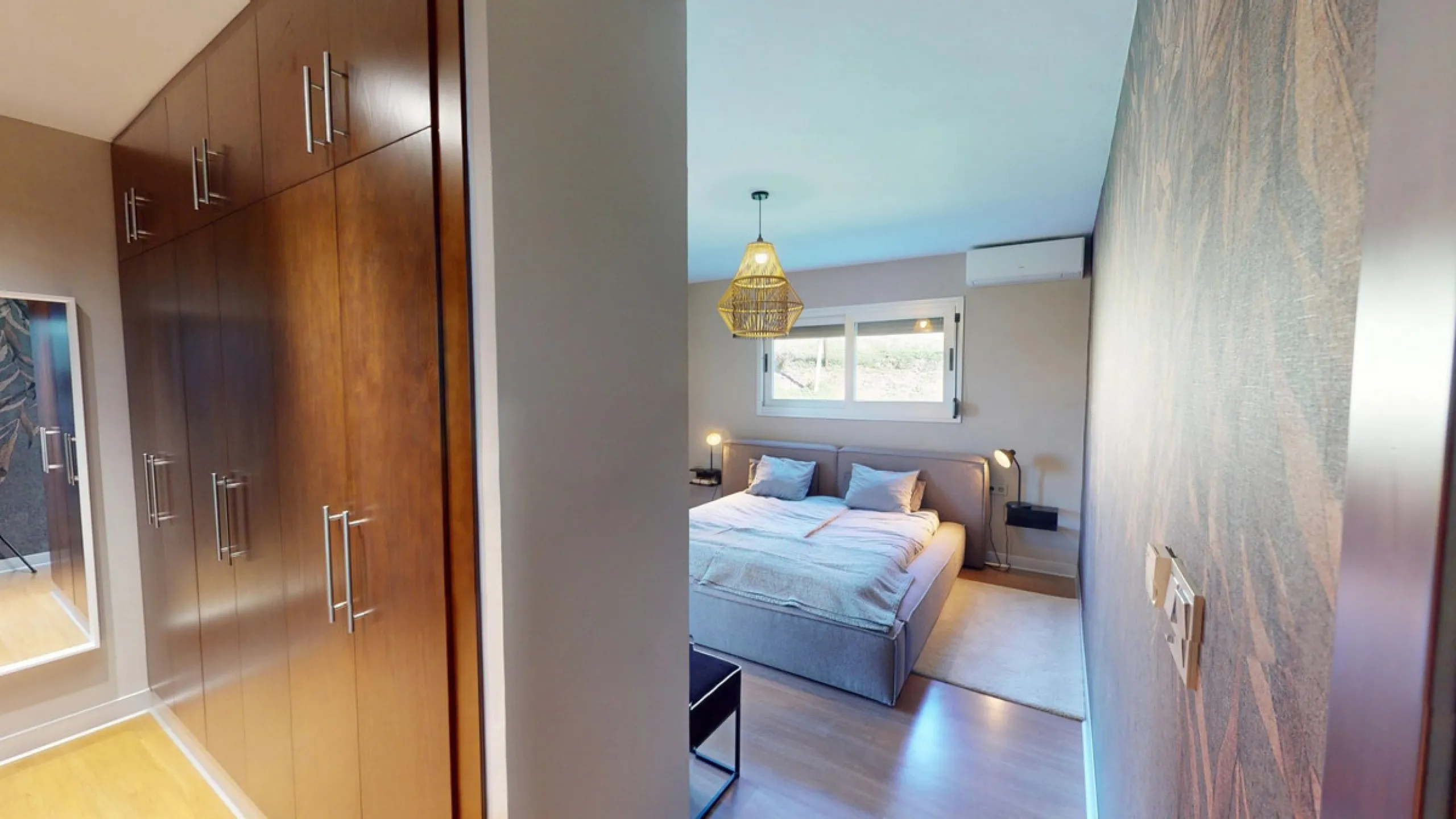 Exclusive Estate with Guest Apartment and Equestrian Facilities in Álora This exceptional estate in Álora combines generous living spaces, absolute privacy, and a privileged natural setting ideal for those seeking comfort, tranquillity, and versatile usag