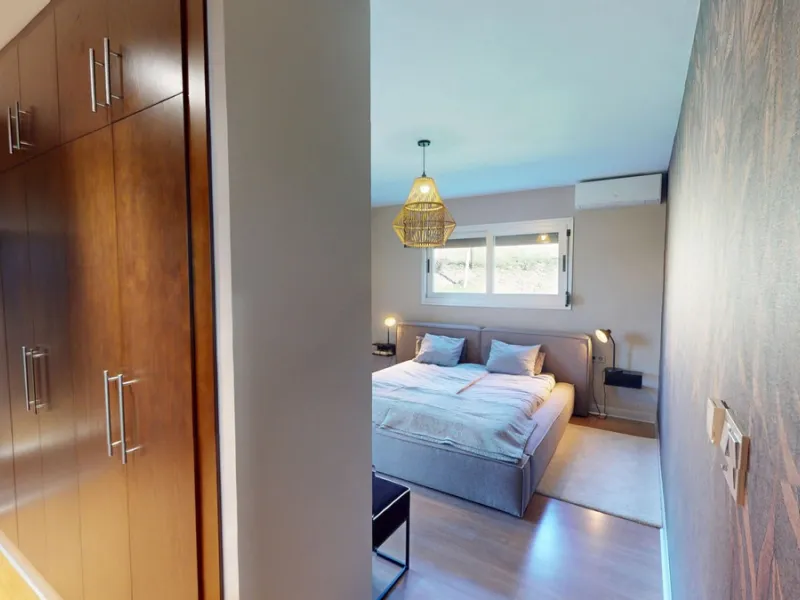 Exclusive Estate with Guest Apartment and Equestrian Facilities in Álora This exceptional estate in Álora combines generous living spaces, absolute privacy, and a privileged natural setting ideal for those seeking comfort, tranquillity, and versatile usag