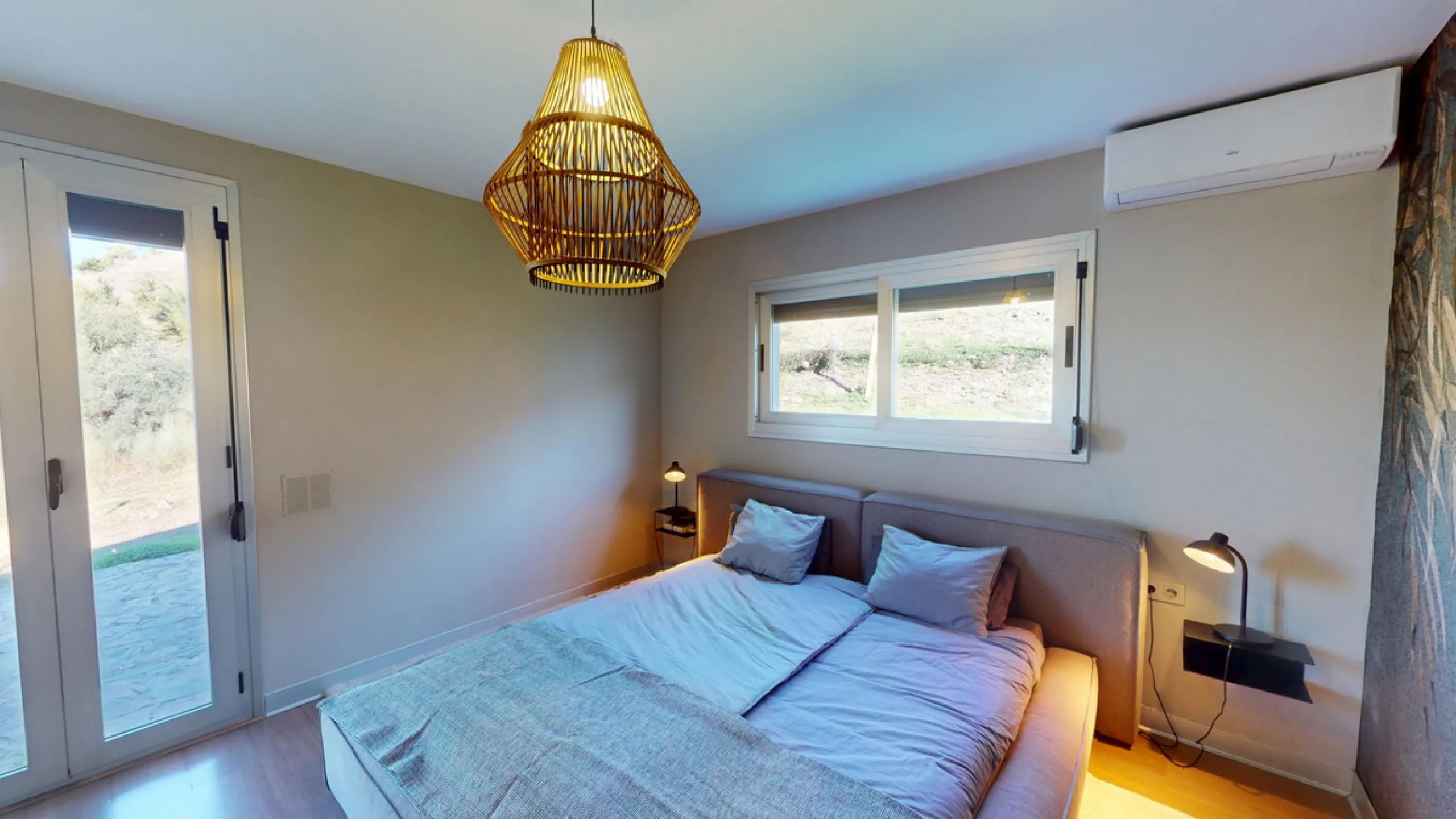 Exclusive Estate with Guest Apartment and Equestrian Facilities in Álora This exceptional estate in Álora combines generous living spaces, absolute privacy, and a privileged natural setting ideal for those seeking comfort, tranquillity, and versatile usag