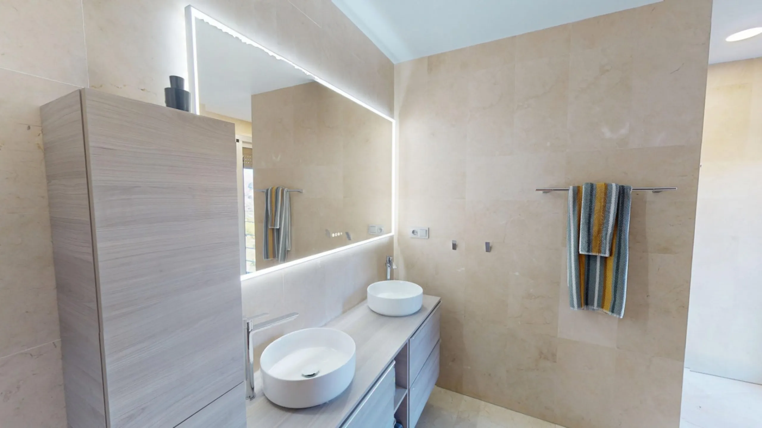 Exclusive Estate with Guest Apartment and Equestrian Facilities in Álora This exceptional estate in Álora combines generous living spaces, absolute privacy, and a privileged natural setting ideal for those seeking comfort, tranquillity, and versatile usag