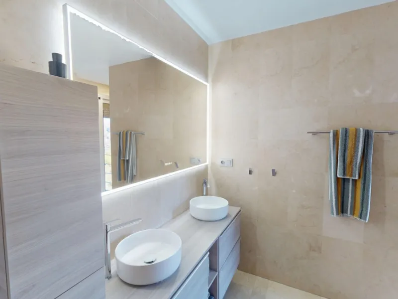 Exclusive Estate with Guest Apartment and Equestrian Facilities in Álora This exceptional estate in Álora combines generous living spaces, absolute privacy, and a privileged natural setting ideal for those seeking comfort, tranquillity, and versatile usag
