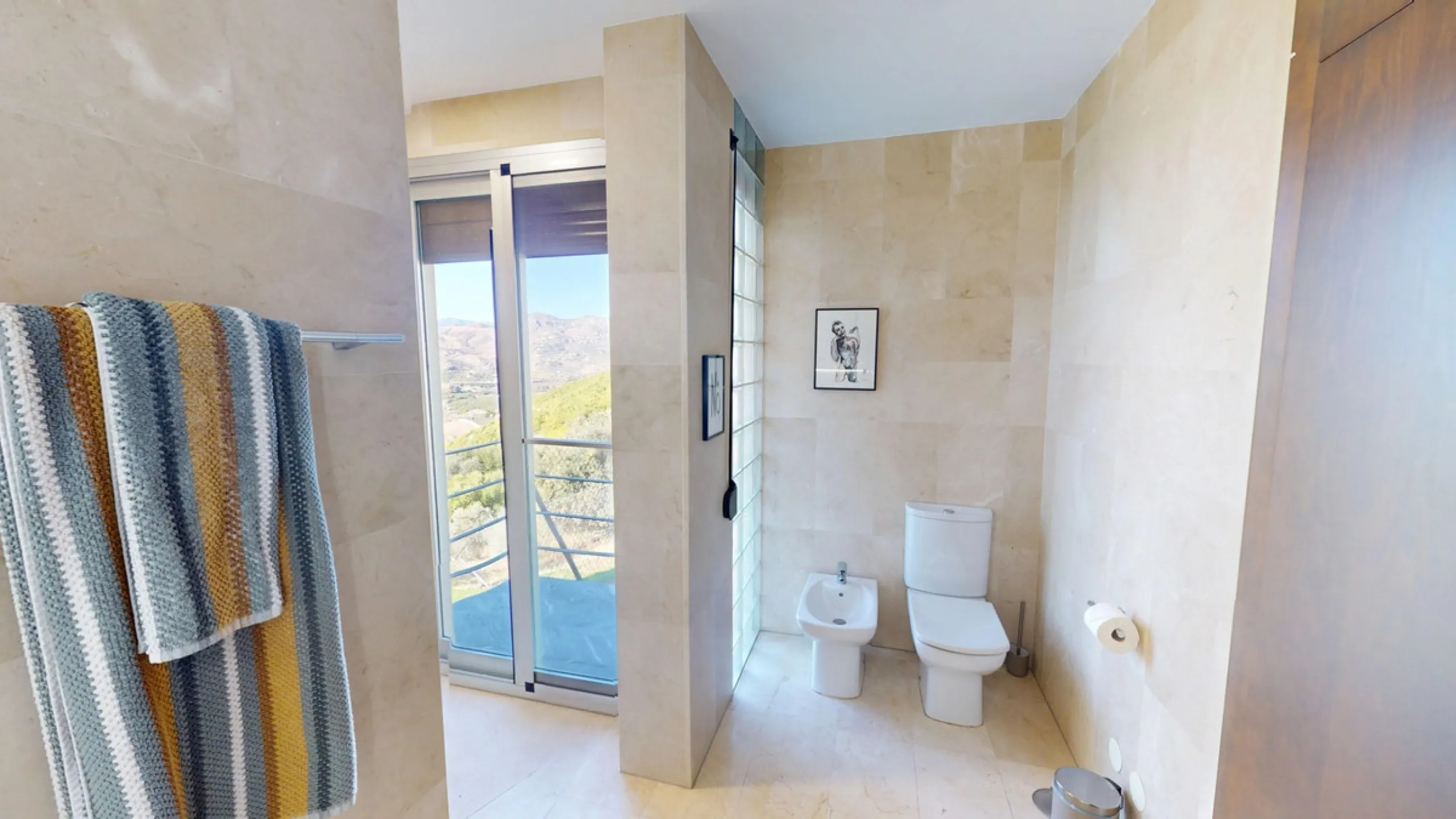 Exclusive Estate with Guest Apartment and Equestrian Facilities in Álora This exceptional estate in Álora combines generous living spaces, absolute privacy, and a privileged natural setting ideal for those seeking comfort, tranquillity, and versatile usag