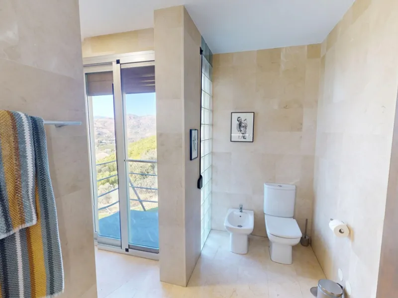 Exclusive Estate with Guest Apartment and Equestrian Facilities in Álora This exceptional estate in Álora combines generous living spaces, absolute privacy, and a privileged natural setting ideal for those seeking comfort, tranquillity, and versatile usag