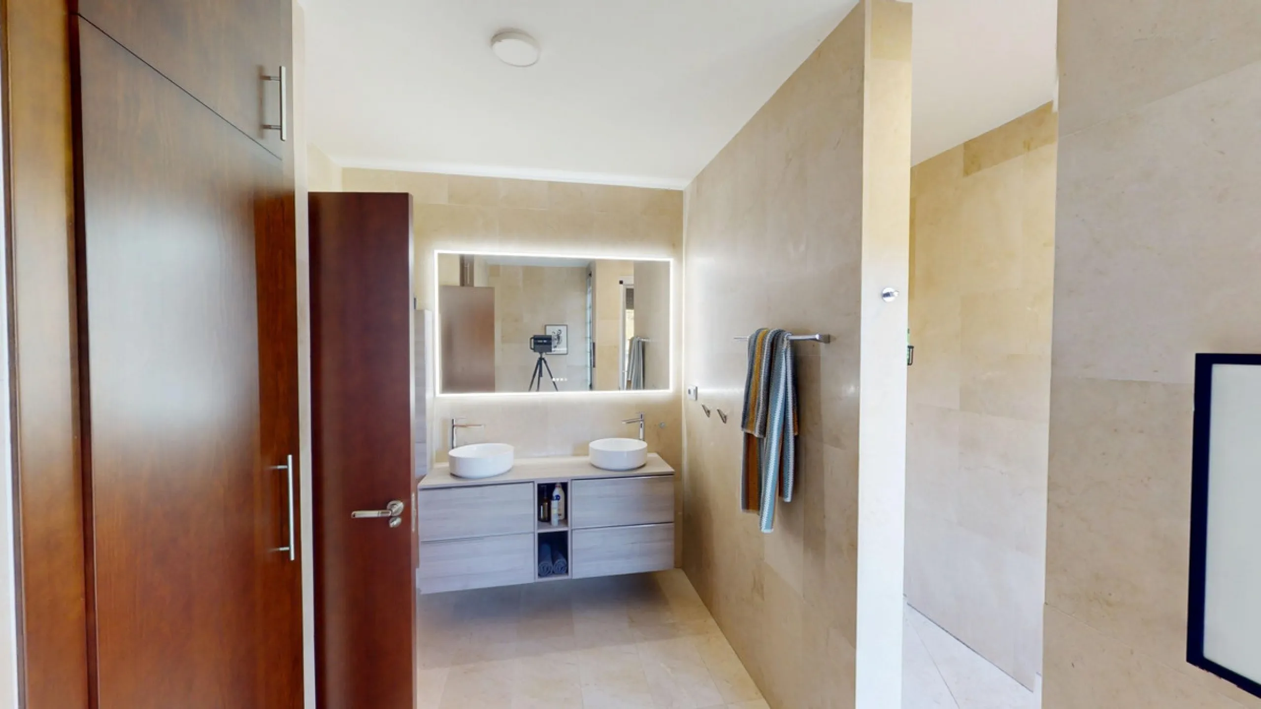 Exclusive Estate with Guest Apartment and Equestrian Facilities in Álora This exceptional estate in Álora combines generous living spaces, absolute privacy, and a privileged natural setting ideal for those seeking comfort, tranquillity, and versatile usag