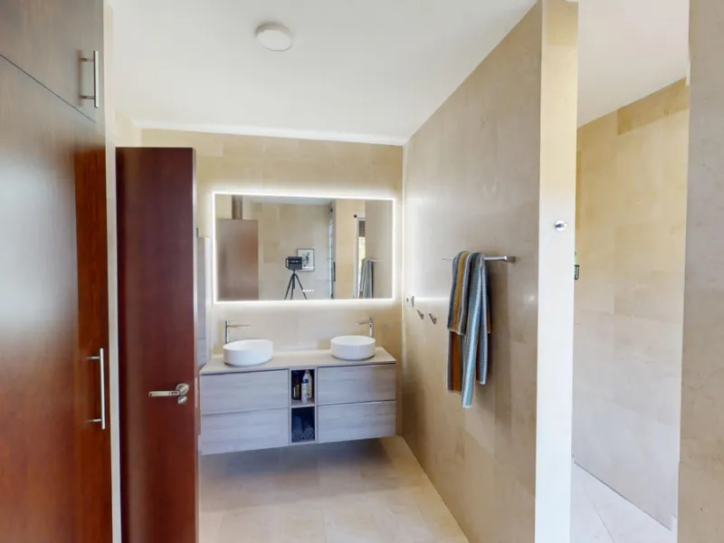 Exclusive Estate with Guest Apartment and Equestrian Facilities in Álora This exceptional estate in Álora combines generous living spaces, absolute privacy, and a privileged natural setting ideal for those seeking comfort, tranquillity, and versatile usag