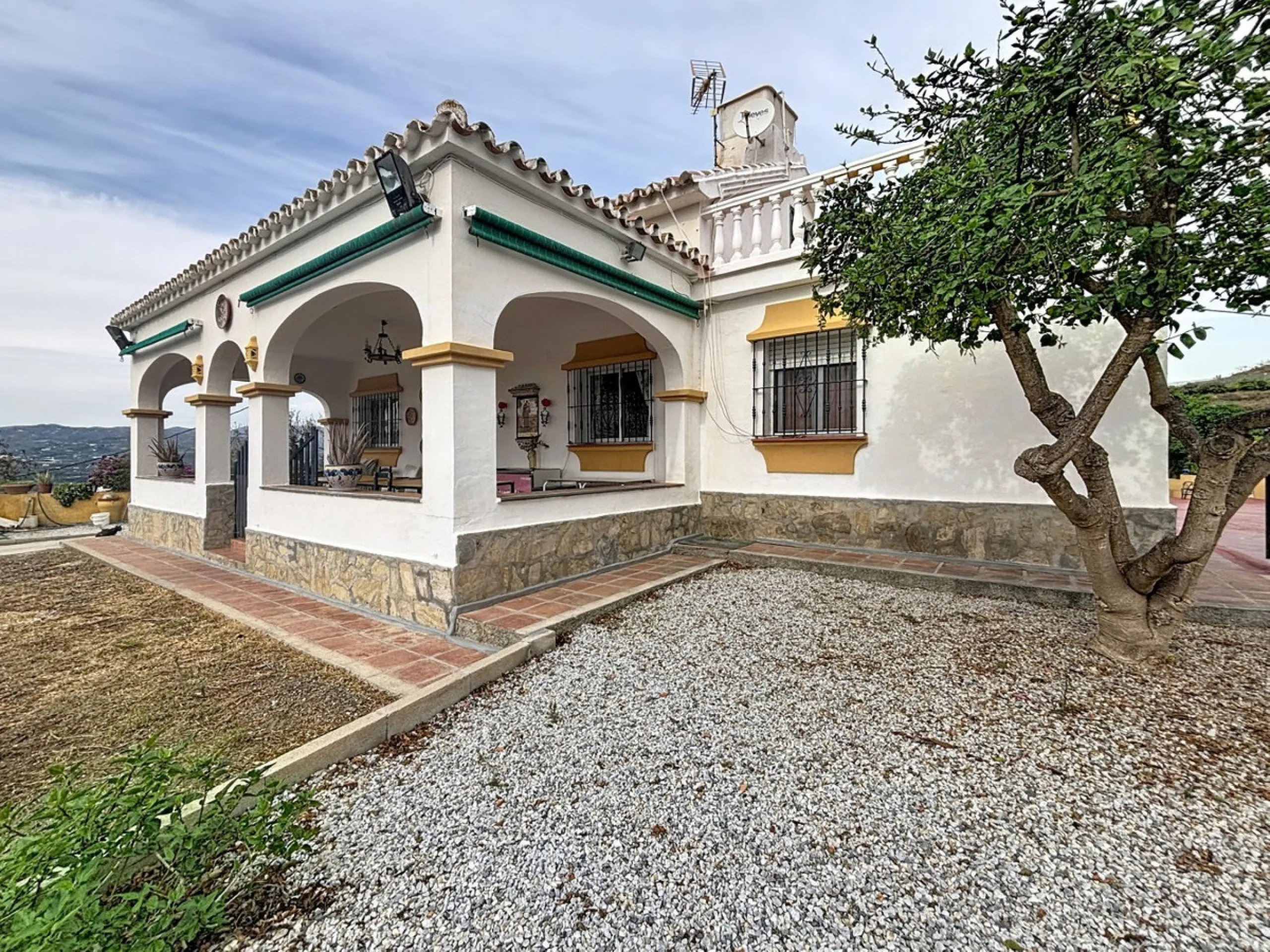 This finca in Vélez-Málaga offers a privileged setting, plenty of space, and excellent potential both as a family home and for agricultural use. The main house features 3 bedrooms on the main floor, a full bathroom, and a guest toilet. The kitchen is sepa