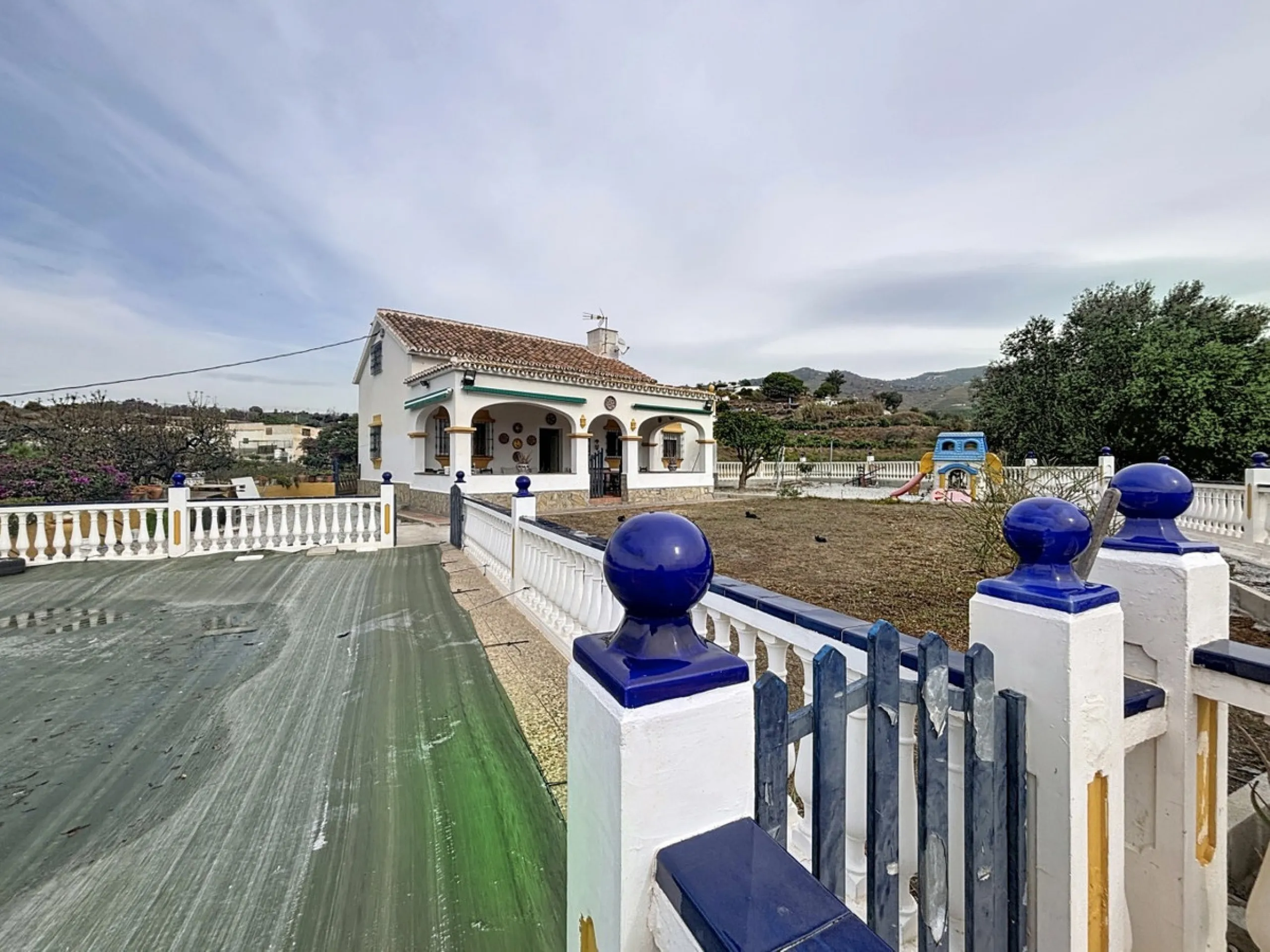 This finca in Vélez-Málaga offers a privileged setting, plenty of space, and excellent potential both as a family home and for agricultural use. The main house features 3 bedrooms on the main floor, a full bathroom, and a guest toilet. The kitchen is sepa