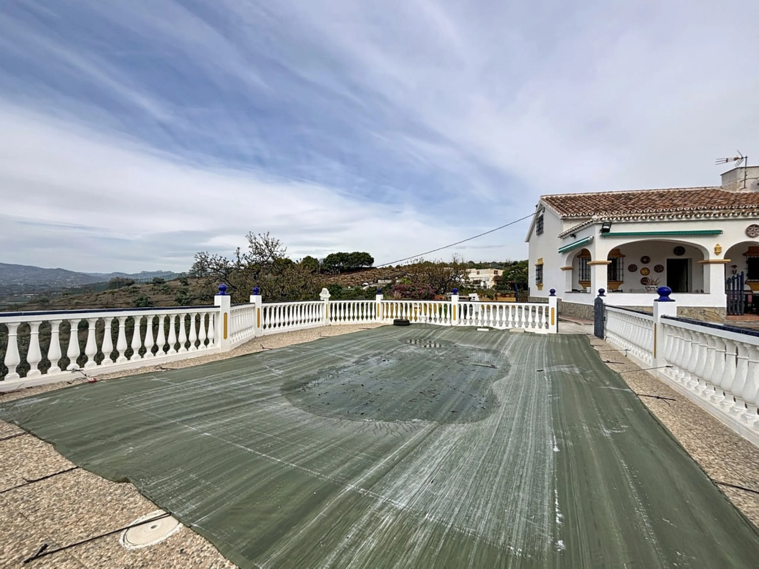 This finca in Vélez-Málaga offers a privileged setting, plenty of space, and excellent potential both as a family home and for agricultural use. The main house features 3 bedrooms on the main floor, a full bathroom, and a guest toilet. The kitchen is sepa