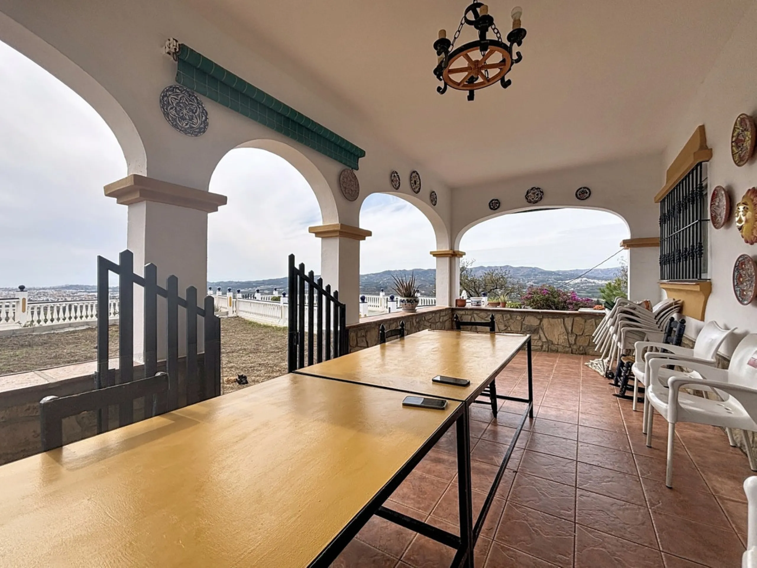 This finca in Vélez-Málaga offers a privileged setting, plenty of space, and excellent potential both as a family home and for agricultural use. The main house features 3 bedrooms on the main floor, a full bathroom, and a guest toilet. The kitchen is sepa