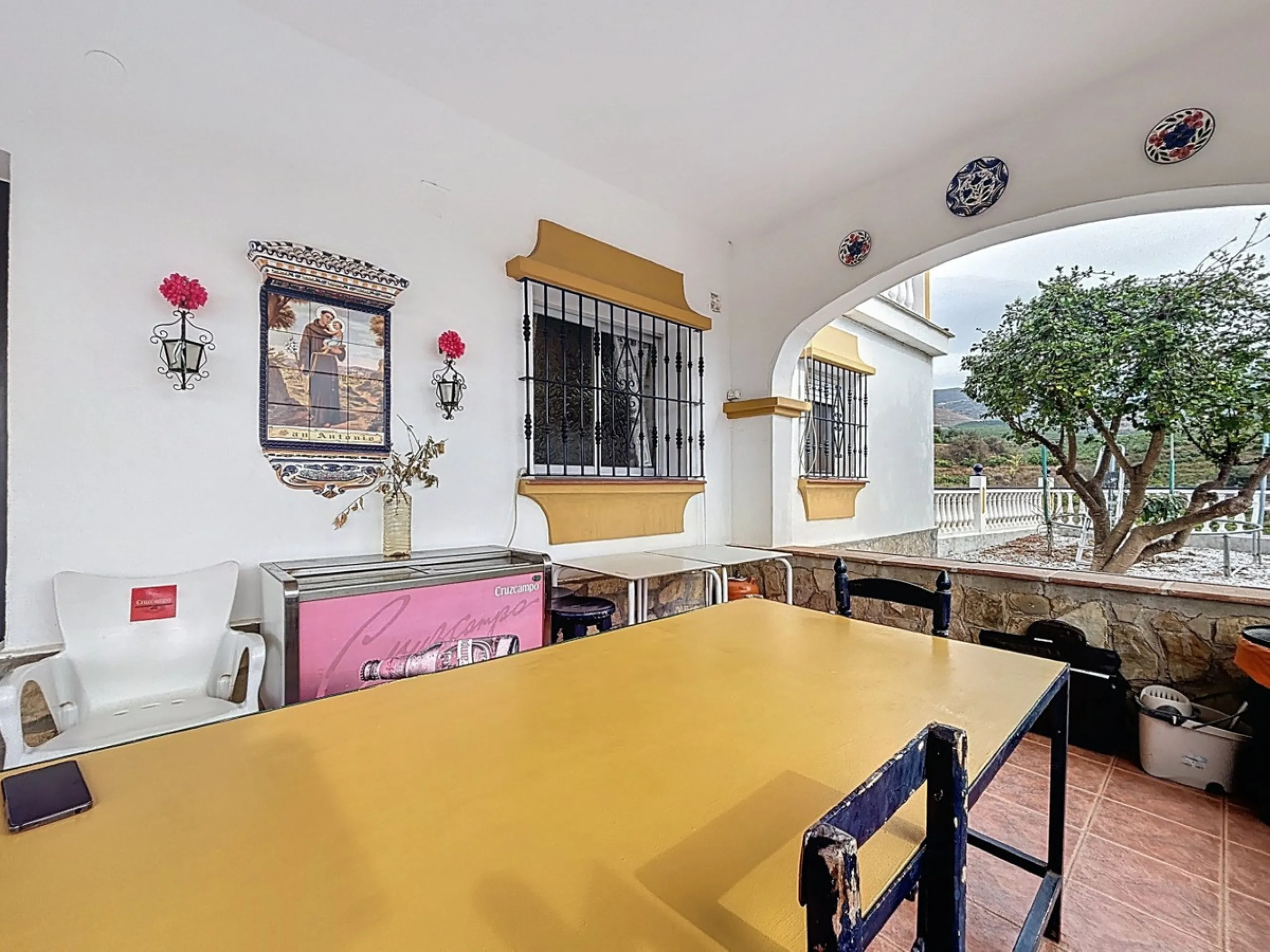 This finca in Vélez-Málaga offers a privileged setting, plenty of space, and excellent potential both as a family home and for agricultural use. The main house features 3 bedrooms on the main floor, a full bathroom, and a guest toilet. The kitchen is sepa