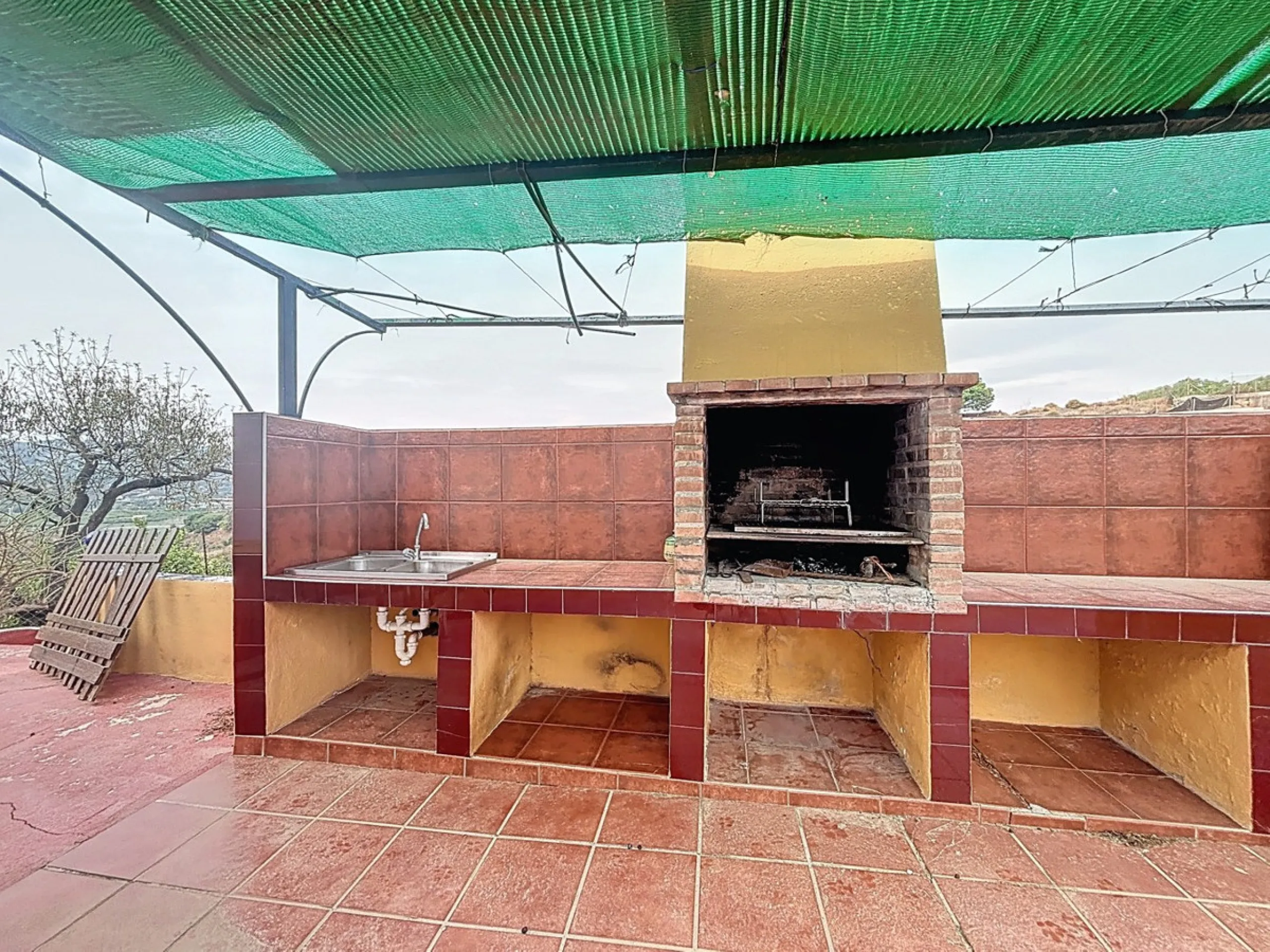 This finca in Vélez-Málaga offers a privileged setting, plenty of space, and excellent potential both as a family home and for agricultural use. The main house features 3 bedrooms on the main floor, a full bathroom, and a guest toilet. The kitchen is sepa