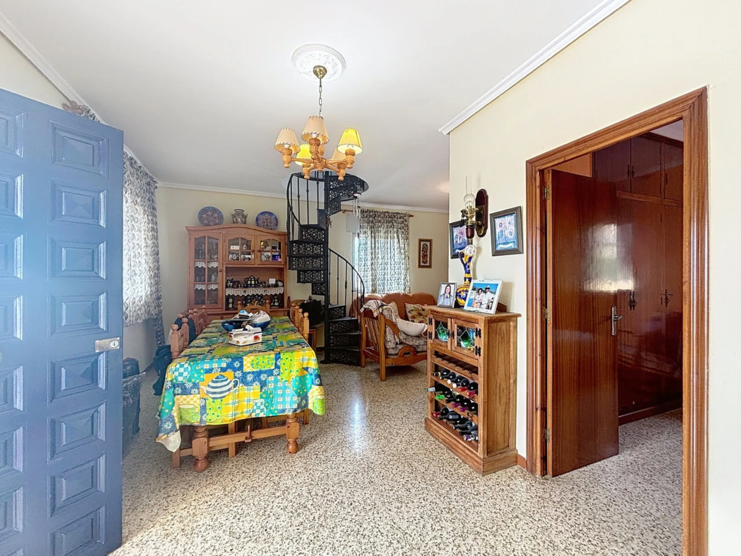 This finca in Vélez-Málaga offers a privileged setting, plenty of space, and excellent potential both as a family home and for agricultural use. The main house features 3 bedrooms on the main floor, a full bathroom, and a guest toilet. The kitchen is sepa