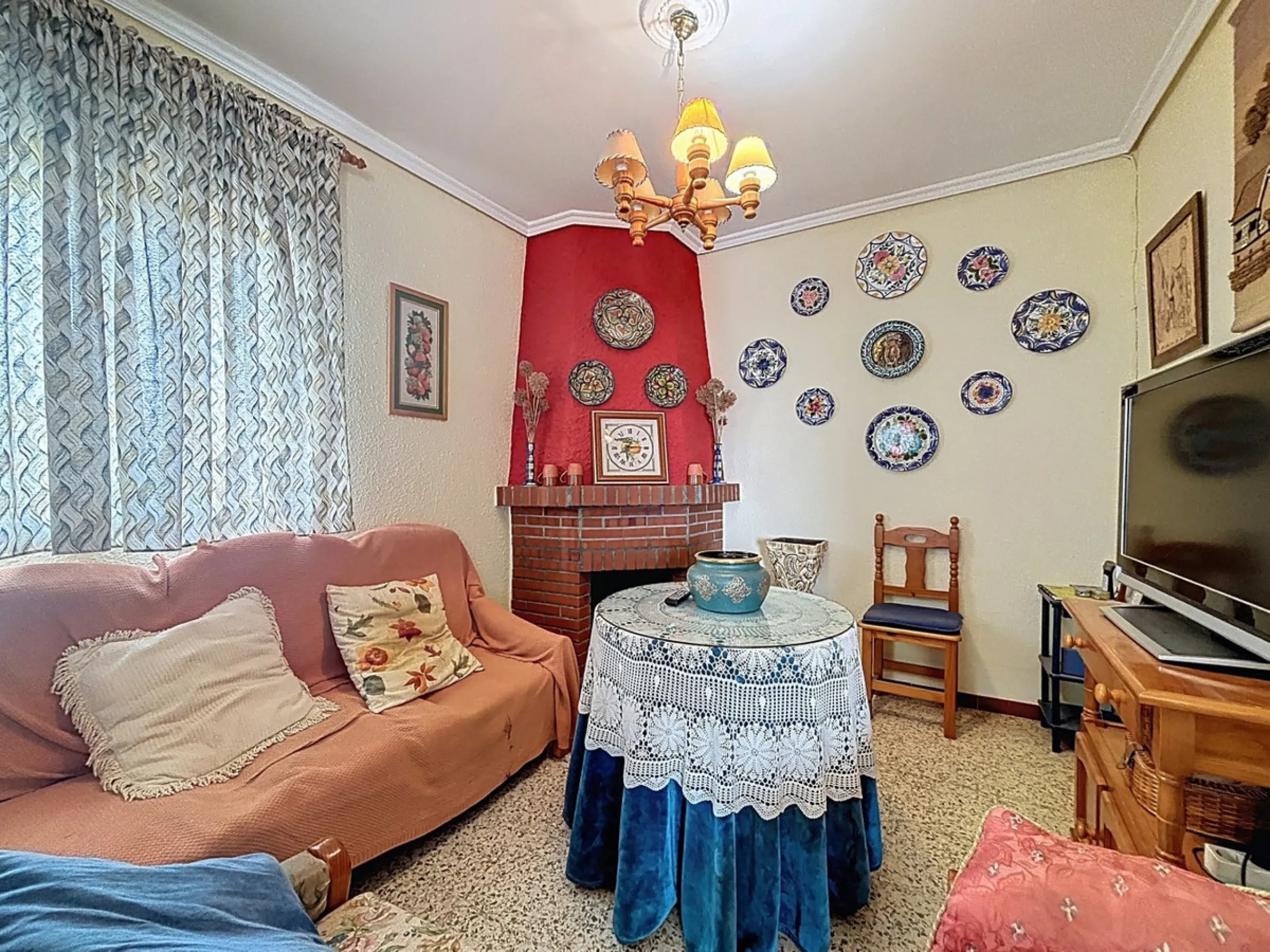 This finca in Vélez-Málaga offers a privileged setting, plenty of space, and excellent potential both as a family home and for agricultural use. The main house features 3 bedrooms on the main floor, a full bathroom, and a guest toilet. The kitchen is sepa