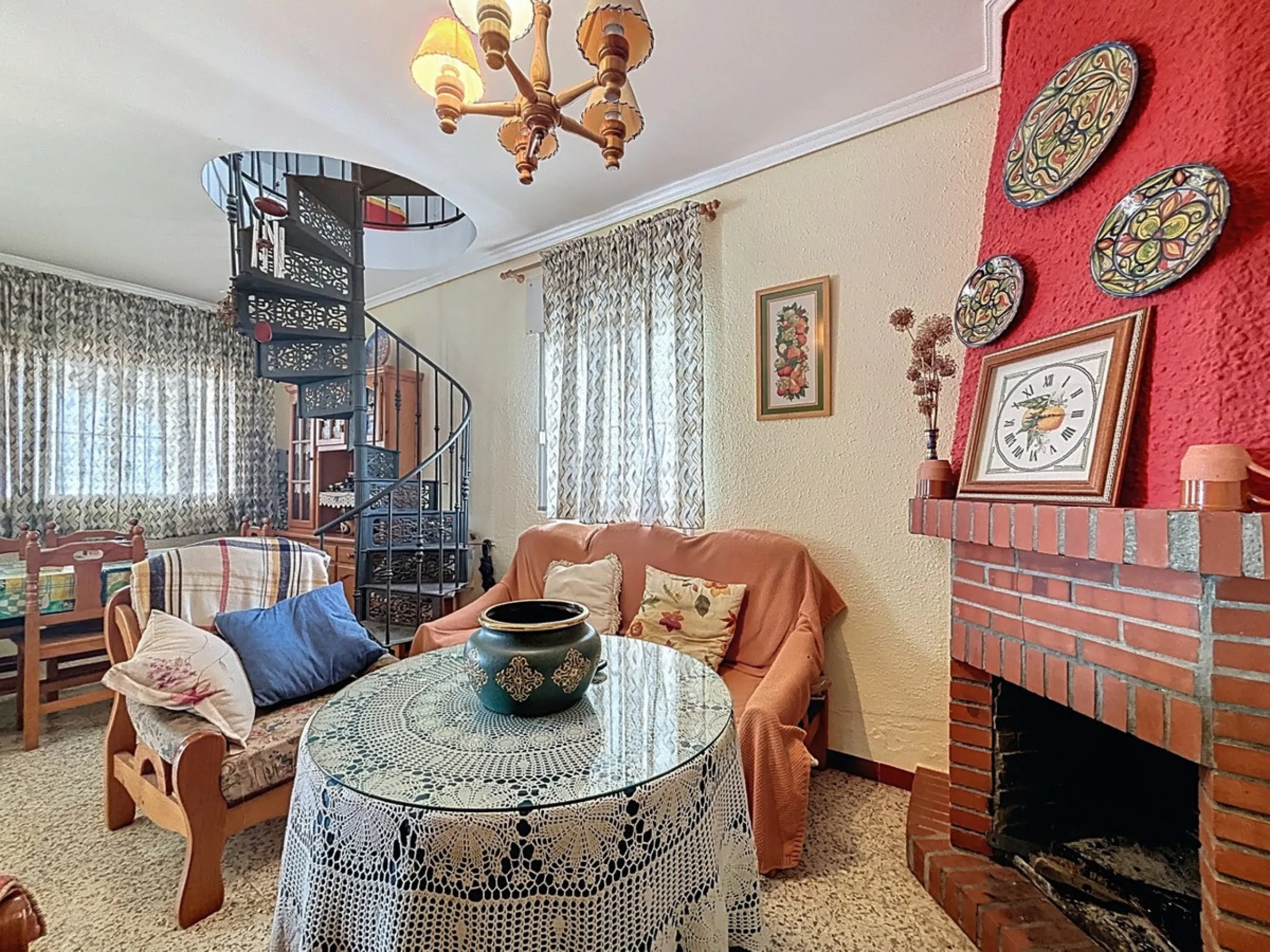This finca in Vélez-Málaga offers a privileged setting, plenty of space, and excellent potential both as a family home and for agricultural use. The main house features 3 bedrooms on the main floor, a full bathroom, and a guest toilet. The kitchen is sepa