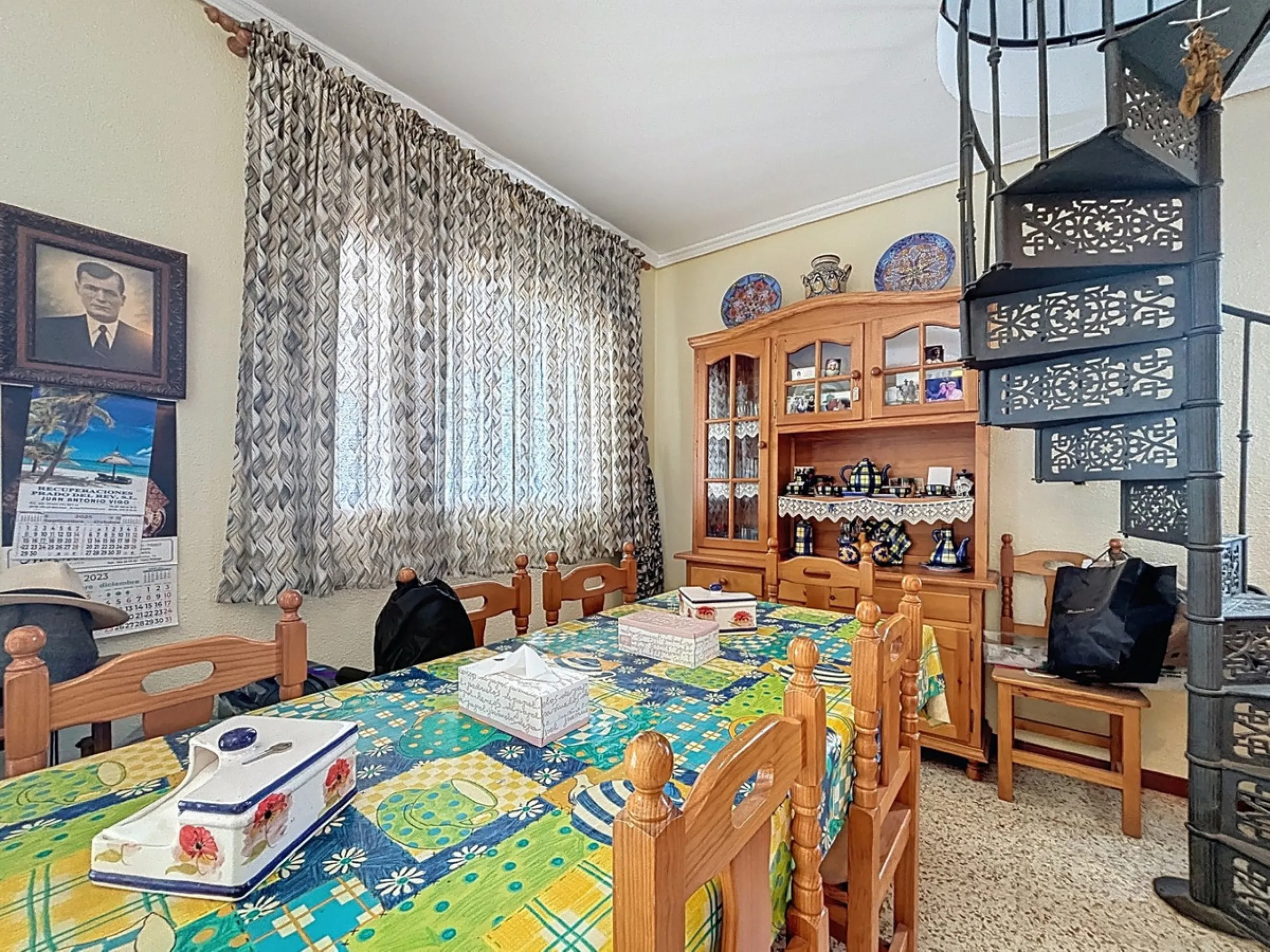 This finca in Vélez-Málaga offers a privileged setting, plenty of space, and excellent potential both as a family home and for agricultural use. The main house features 3 bedrooms on the main floor, a full bathroom, and a guest toilet. The kitchen is sepa