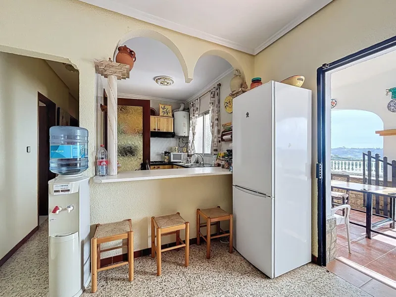 This finca in Vélez-Málaga offers a privileged setting, plenty of space, and excellent potential both as a family home and for agricultural use. The main house features 3 bedrooms on the main floor, a full bathroom, and a guest toilet. The kitchen is sepa