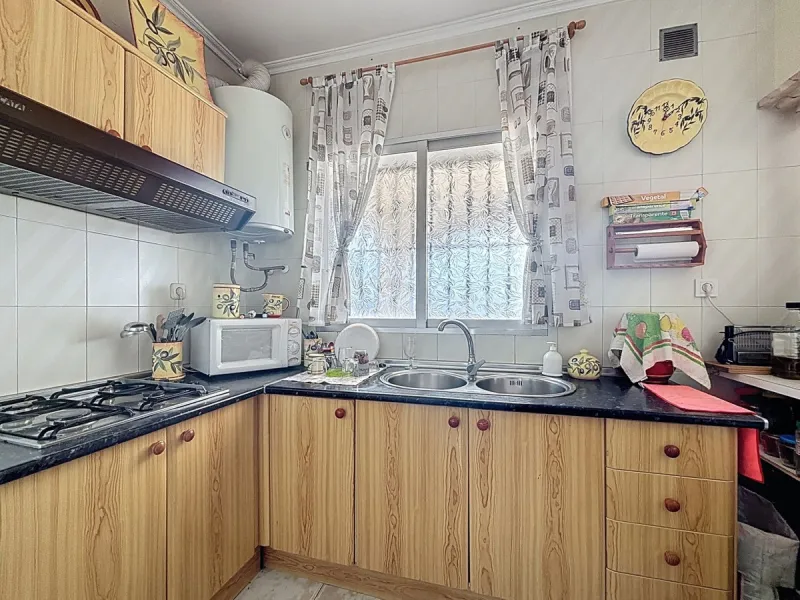 This finca in Vélez-Málaga offers a privileged setting, plenty of space, and excellent potential both as a family home and for agricultural use. The main house features 3 bedrooms on the main floor, a full bathroom, and a guest toilet. The kitchen is sepa