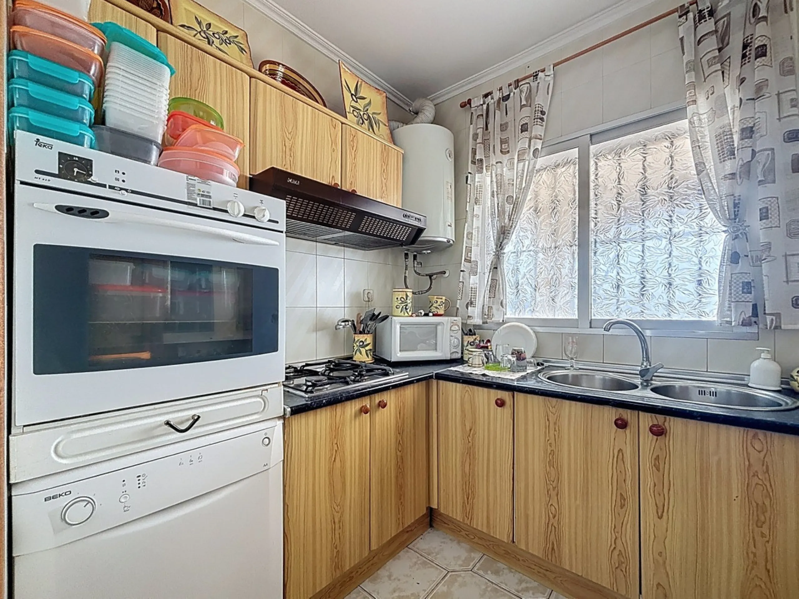 This finca in Vélez-Málaga offers a privileged setting, plenty of space, and excellent potential both as a family home and for agricultural use. The main house features 3 bedrooms on the main floor, a full bathroom, and a guest toilet. The kitchen is sepa