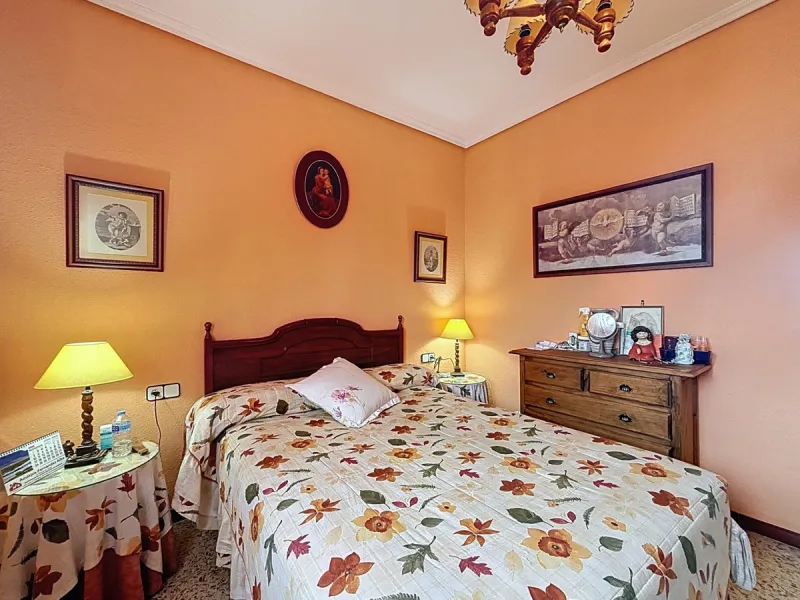 This finca in Vélez-Málaga offers a privileged setting, plenty of space, and excellent potential both as a family home and for agricultural use. The main house features 3 bedrooms on the main floor, a full bathroom, and a guest toilet. The kitchen is sepa