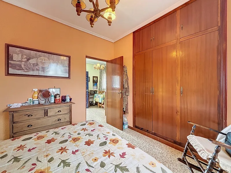 This finca in Vélez-Málaga offers a privileged setting, plenty of space, and excellent potential both as a family home and for agricultural use. The main house features 3 bedrooms on the main floor, a full bathroom, and a guest toilet. The kitchen is sepa