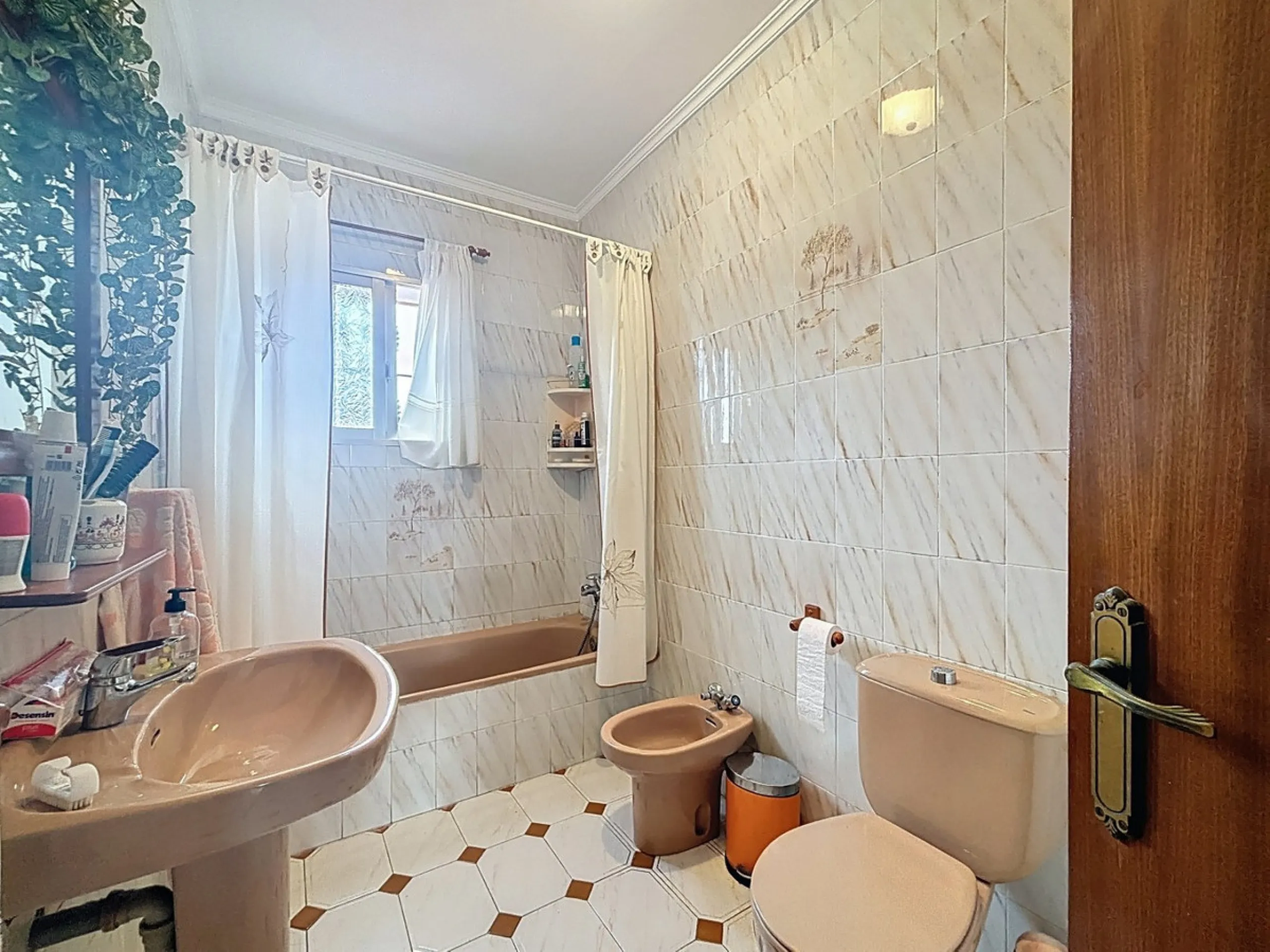 This finca in Vélez-Málaga offers a privileged setting, plenty of space, and excellent potential both as a family home and for agricultural use. The main house features 3 bedrooms on the main floor, a full bathroom, and a guest toilet. The kitchen is sepa
