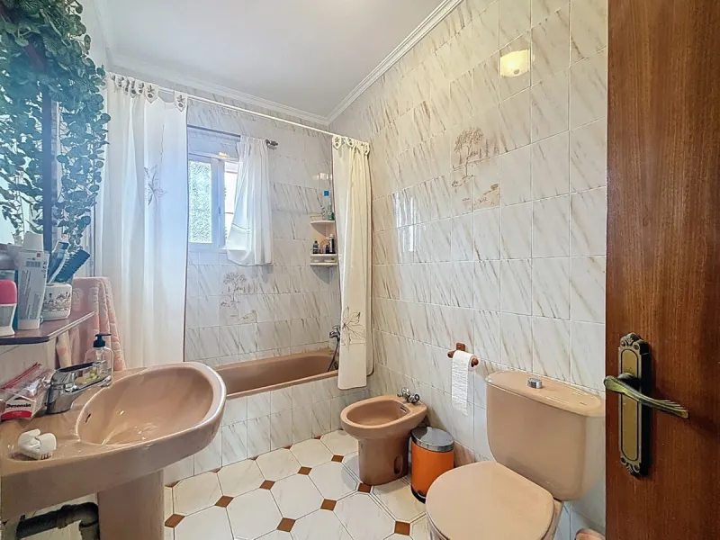 This finca in Vélez-Málaga offers a privileged setting, plenty of space, and excellent potential both as a family home and for agricultural use. The main house features 3 bedrooms on the main floor, a full bathroom, and a guest toilet. The kitchen is sepa