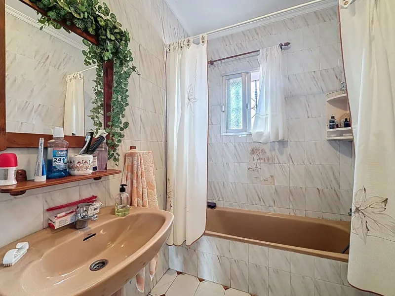 This finca in Vélez-Málaga offers a privileged setting, plenty of space, and excellent potential both as a family home and for agricultural use. The main house features 3 bedrooms on the main floor, a full bathroom, and a guest toilet. The kitchen is sepa