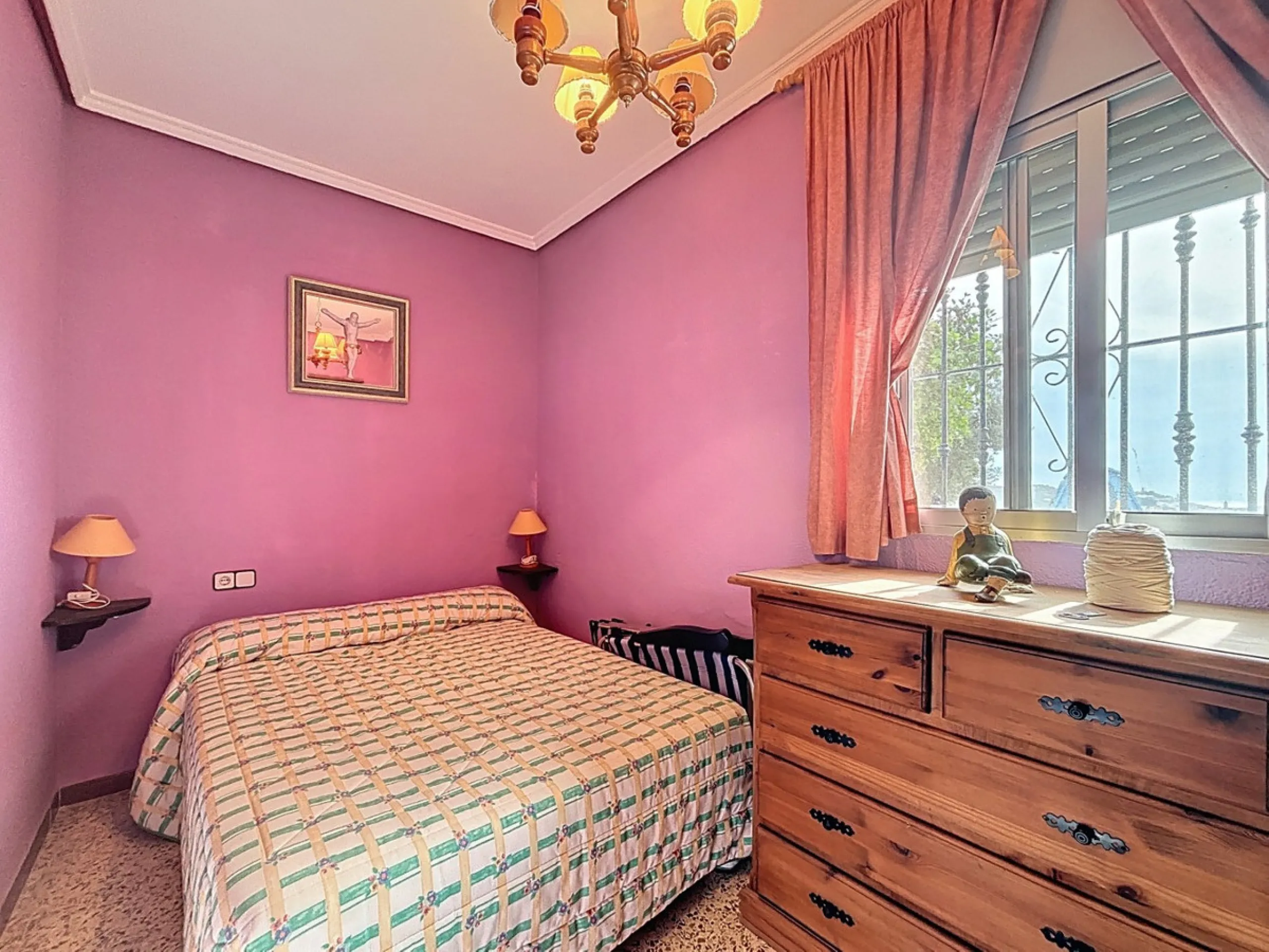 This finca in Vélez-Málaga offers a privileged setting, plenty of space, and excellent potential both as a family home and for agricultural use. The main house features 3 bedrooms on the main floor, a full bathroom, and a guest toilet. The kitchen is sepa