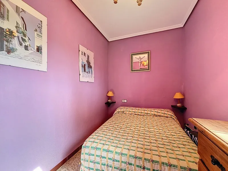 This finca in Vélez-Málaga offers a privileged setting, plenty of space, and excellent potential both as a family home and for agricultural use. The main house features 3 bedrooms on the main floor, a full bathroom, and a guest toilet. The kitchen is sepa