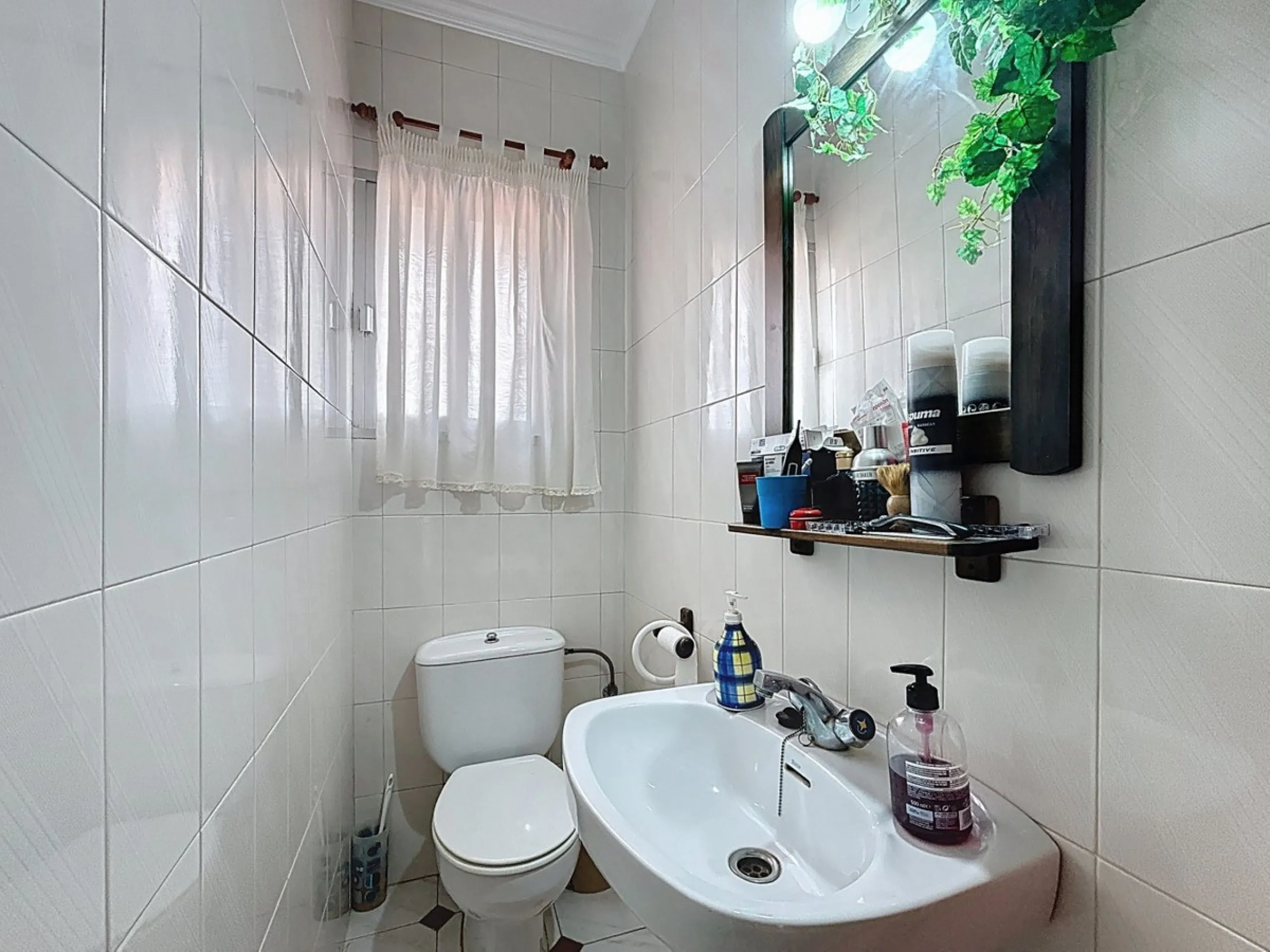 This finca in Vélez-Málaga offers a privileged setting, plenty of space, and excellent potential both as a family home and for agricultural use. The main house features 3 bedrooms on the main floor, a full bathroom, and a guest toilet. The kitchen is sepa