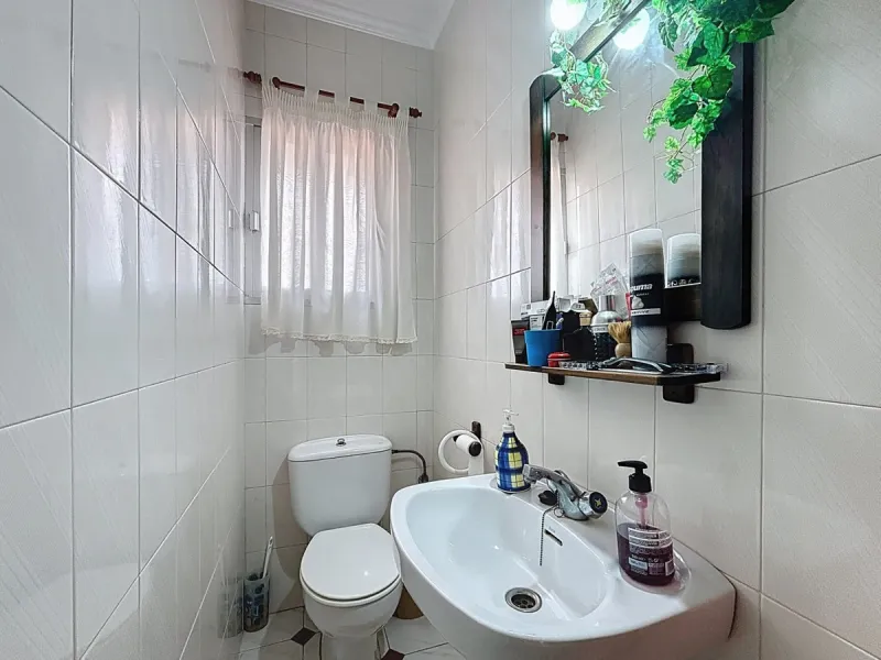 This finca in Vélez-Málaga offers a privileged setting, plenty of space, and excellent potential both as a family home and for agricultural use. The main house features 3 bedrooms on the main floor, a full bathroom, and a guest toilet. The kitchen is sepa