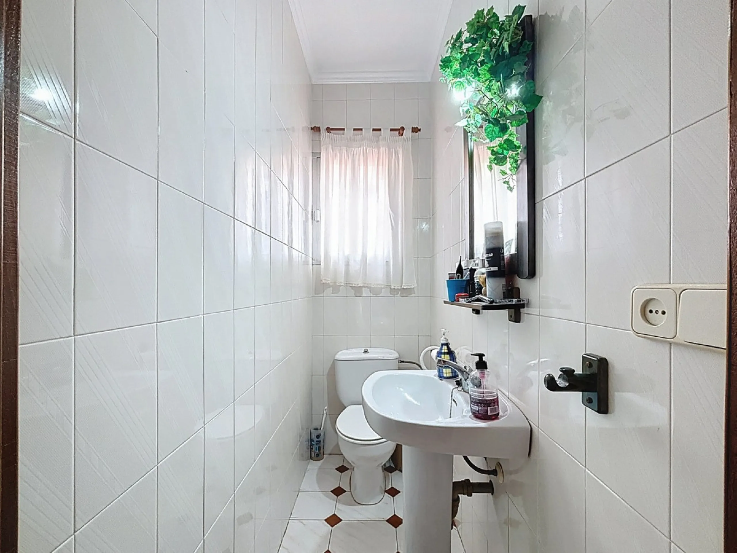 This finca in Vélez-Málaga offers a privileged setting, plenty of space, and excellent potential both as a family home and for agricultural use. The main house features 3 bedrooms on the main floor, a full bathroom, and a guest toilet. The kitchen is sepa