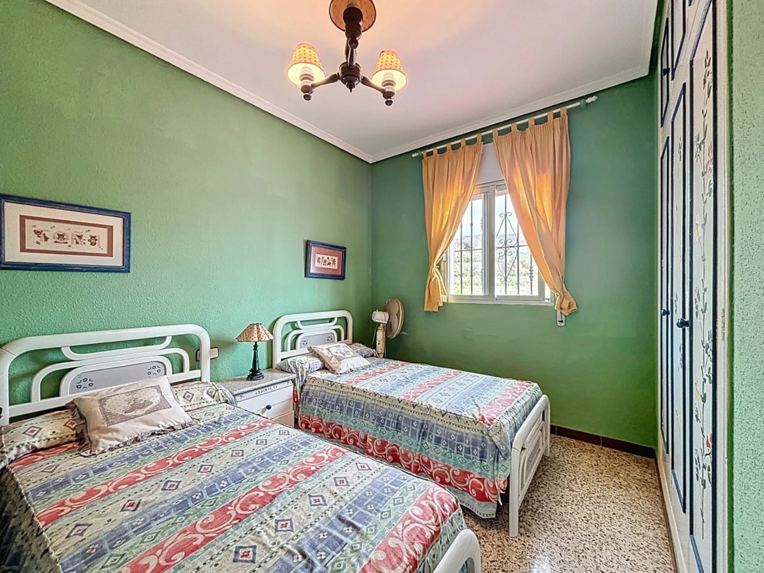 This finca in Vélez-Málaga offers a privileged setting, plenty of space, and excellent potential both as a family home and for agricultural use. The main house features 3 bedrooms on the main floor, a full bathroom, and a guest toilet. The kitchen is sepa