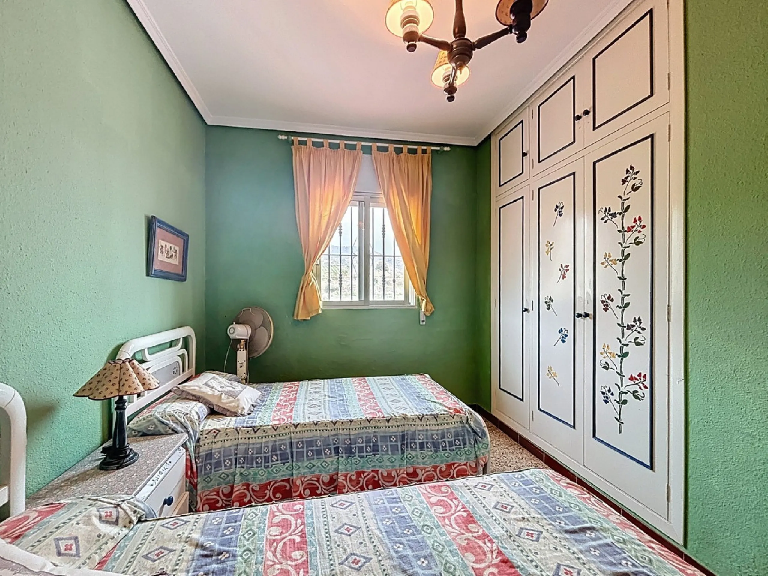 This finca in Vélez-Málaga offers a privileged setting, plenty of space, and excellent potential both as a family home and for agricultural use. The main house features 3 bedrooms on the main floor, a full bathroom, and a guest toilet. The kitchen is sepa