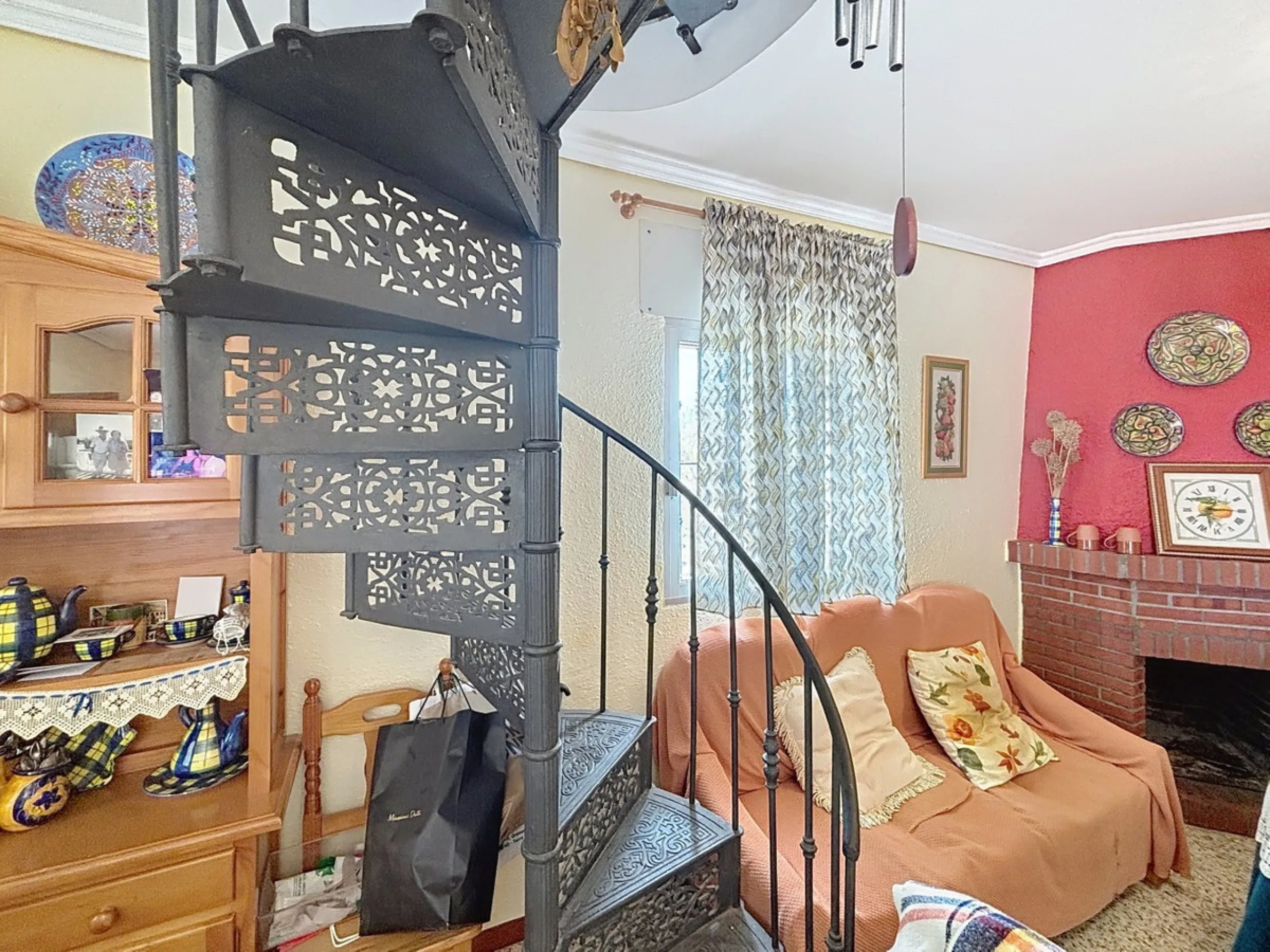 This finca in Vélez-Málaga offers a privileged setting, plenty of space, and excellent potential both as a family home and for agricultural use. The main house features 3 bedrooms on the main floor, a full bathroom, and a guest toilet. The kitchen is sepa