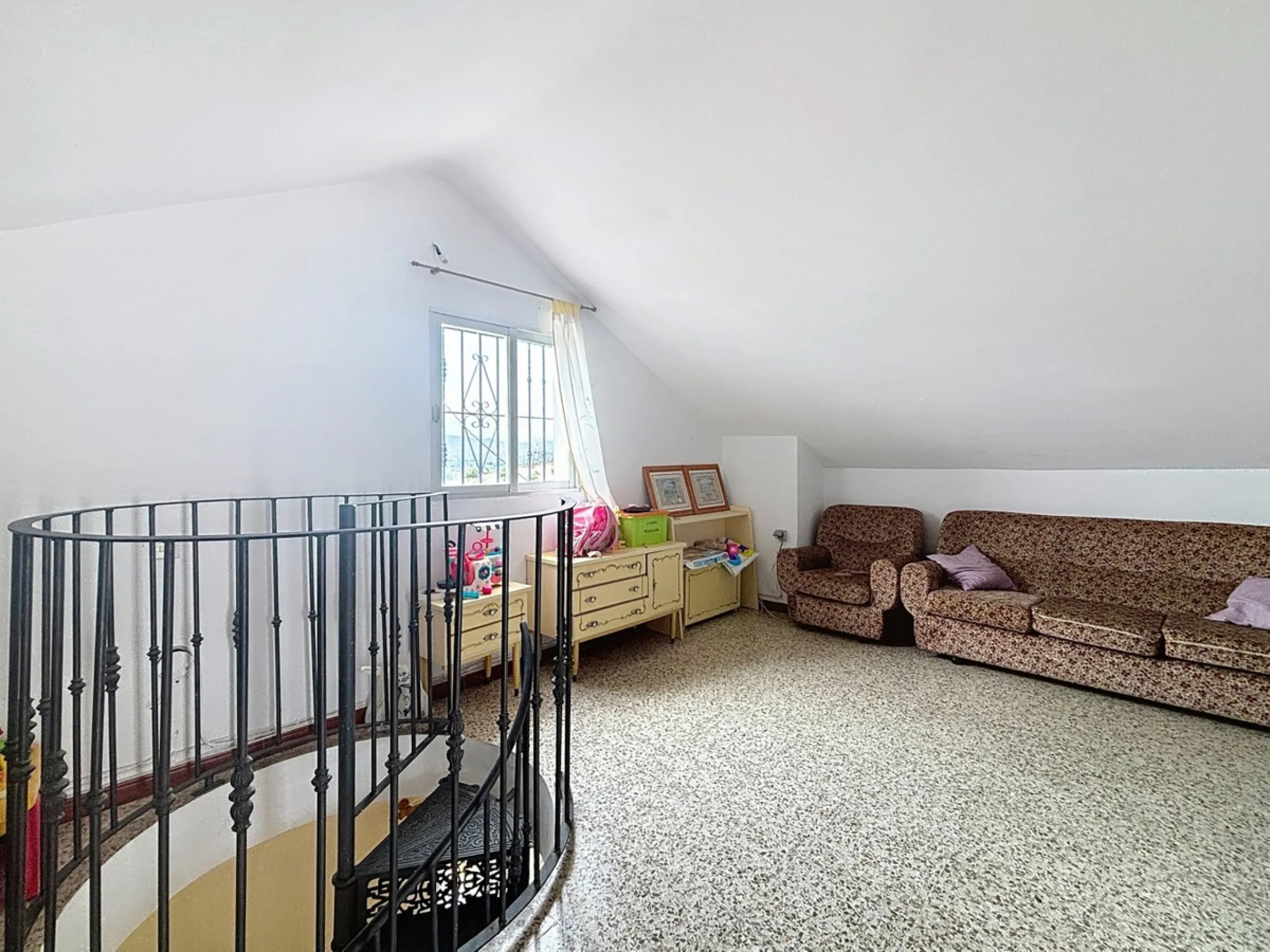 This finca in Vélez-Málaga offers a privileged setting, plenty of space, and excellent potential both as a family home and for agricultural use. The main house features 3 bedrooms on the main floor, a full bathroom, and a guest toilet. The kitchen is sepa