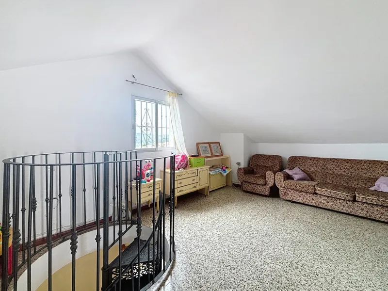 This finca in Vélez-Málaga offers a privileged setting, plenty of space, and excellent potential both as a family home and for agricultural use. The main house features 3 bedrooms on the main floor, a full bathroom, and a guest toilet. The kitchen is sepa