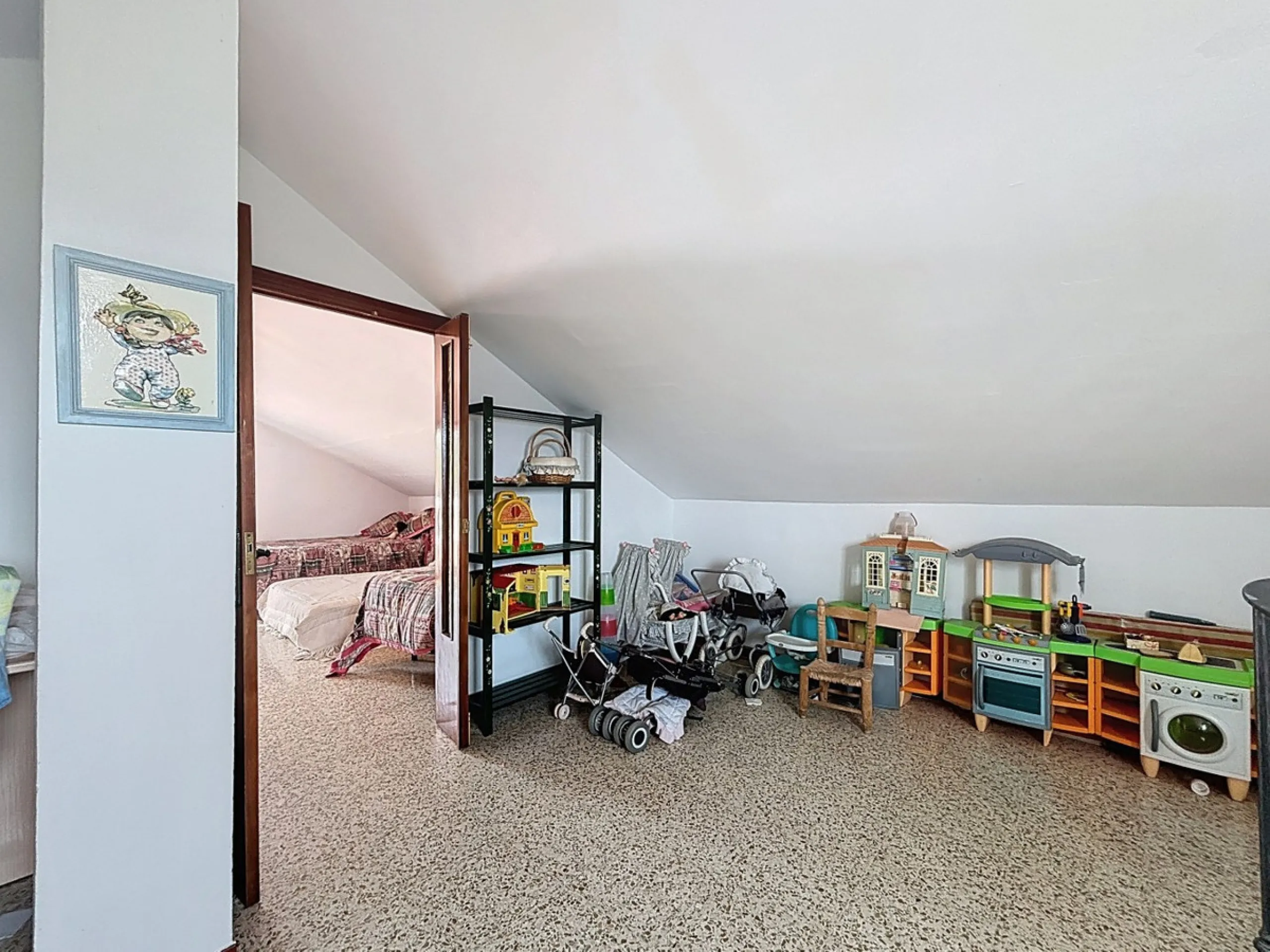 This finca in Vélez-Málaga offers a privileged setting, plenty of space, and excellent potential both as a family home and for agricultural use. The main house features 3 bedrooms on the main floor, a full bathroom, and a guest toilet. The kitchen is sepa