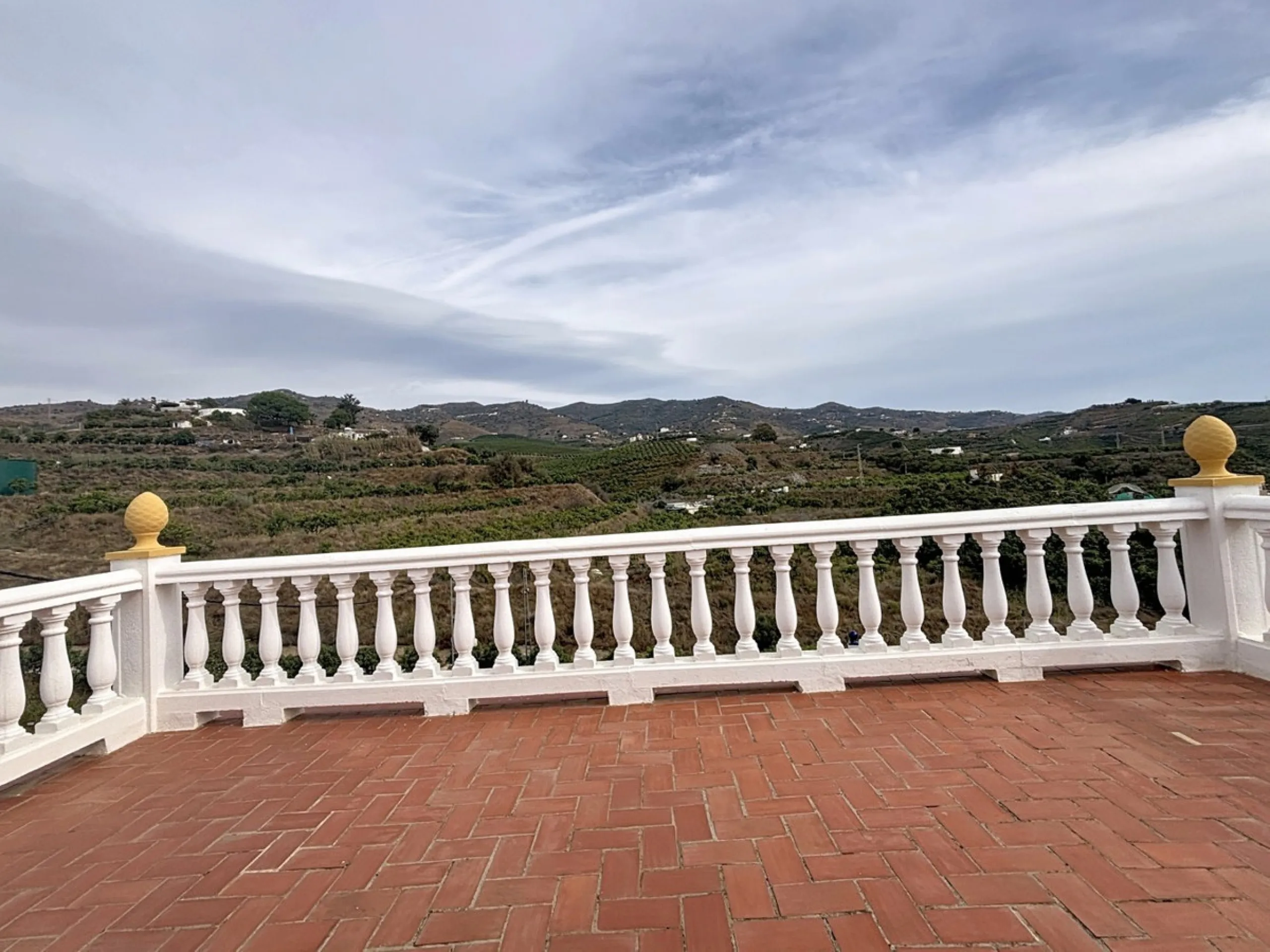 This finca in Vélez-Málaga offers a privileged setting, plenty of space, and excellent potential both as a family home and for agricultural use. The main house features 3 bedrooms on the main floor, a full bathroom, and a guest toilet. The kitchen is sepa