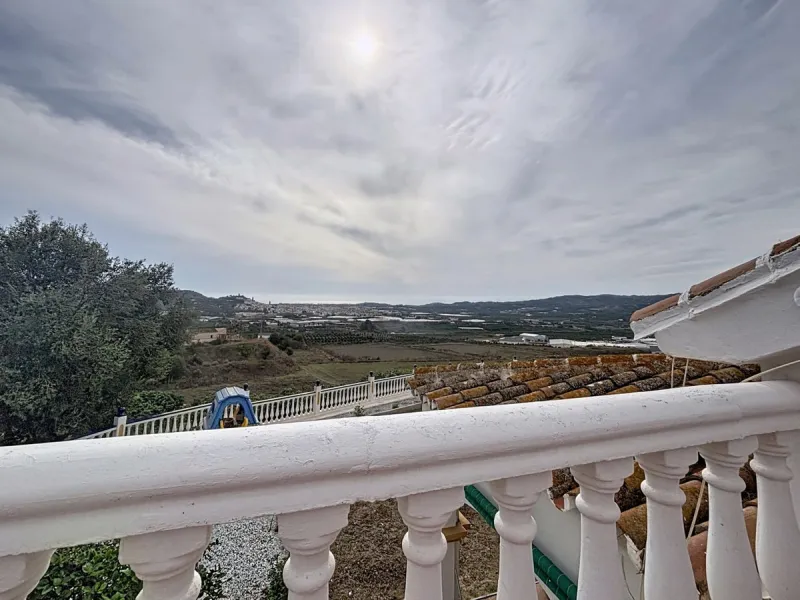 This finca in Vélez-Málaga offers a privileged setting, plenty of space, and excellent potential both as a family home and for agricultural use. The main house features 3 bedrooms on the main floor, a full bathroom, and a guest toilet. The kitchen is sepa