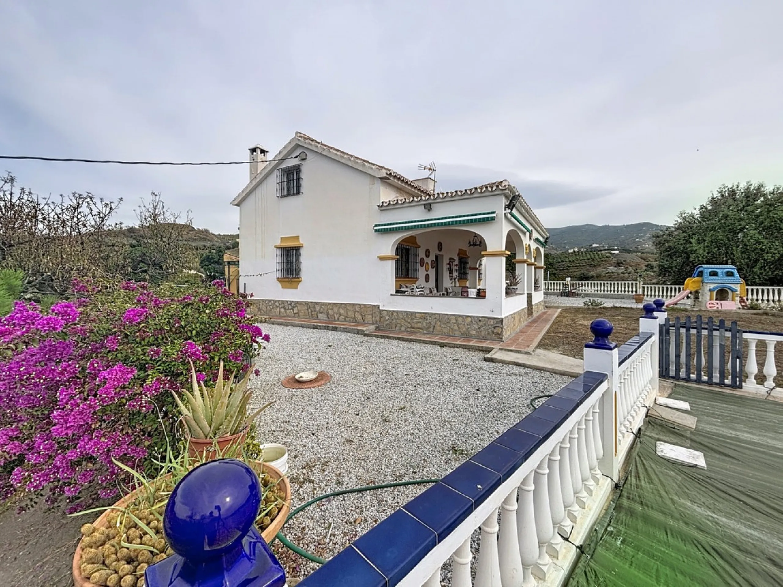 This finca in Vélez-Málaga offers a privileged setting, plenty of space, and excellent potential both as a family home and for agricultural use. The main house features 3 bedrooms on the main floor, a full bathroom, and a guest toilet. The kitchen is sepa