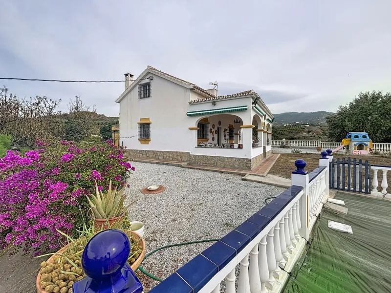 This finca in Vélez-Málaga offers a privileged setting, plenty of space, and excellent potential both as a family home and for agricultural use. The main house features 3 bedrooms on the main floor, a full bathroom, and a guest toilet. The kitchen is sepa