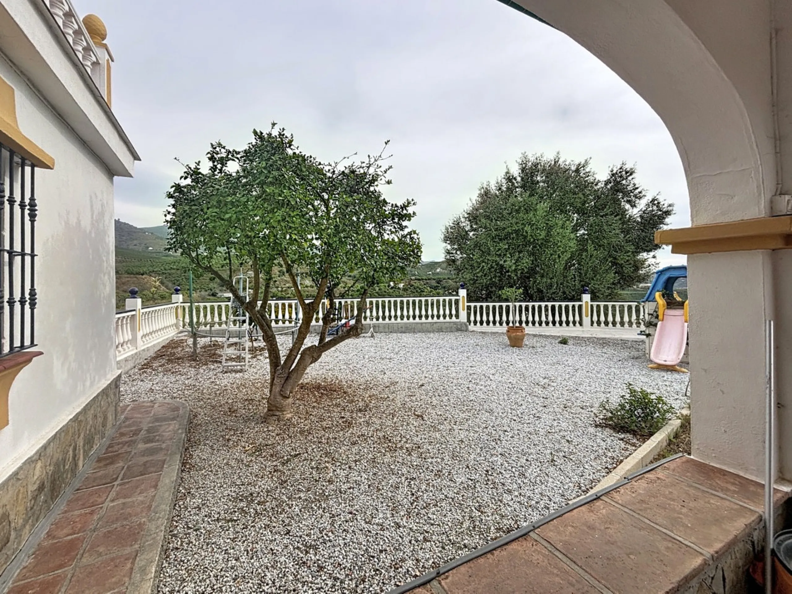 This finca in Vélez-Málaga offers a privileged setting, plenty of space, and excellent potential both as a family home and for agricultural use. The main house features 3 bedrooms on the main floor, a full bathroom, and a guest toilet. The kitchen is sepa