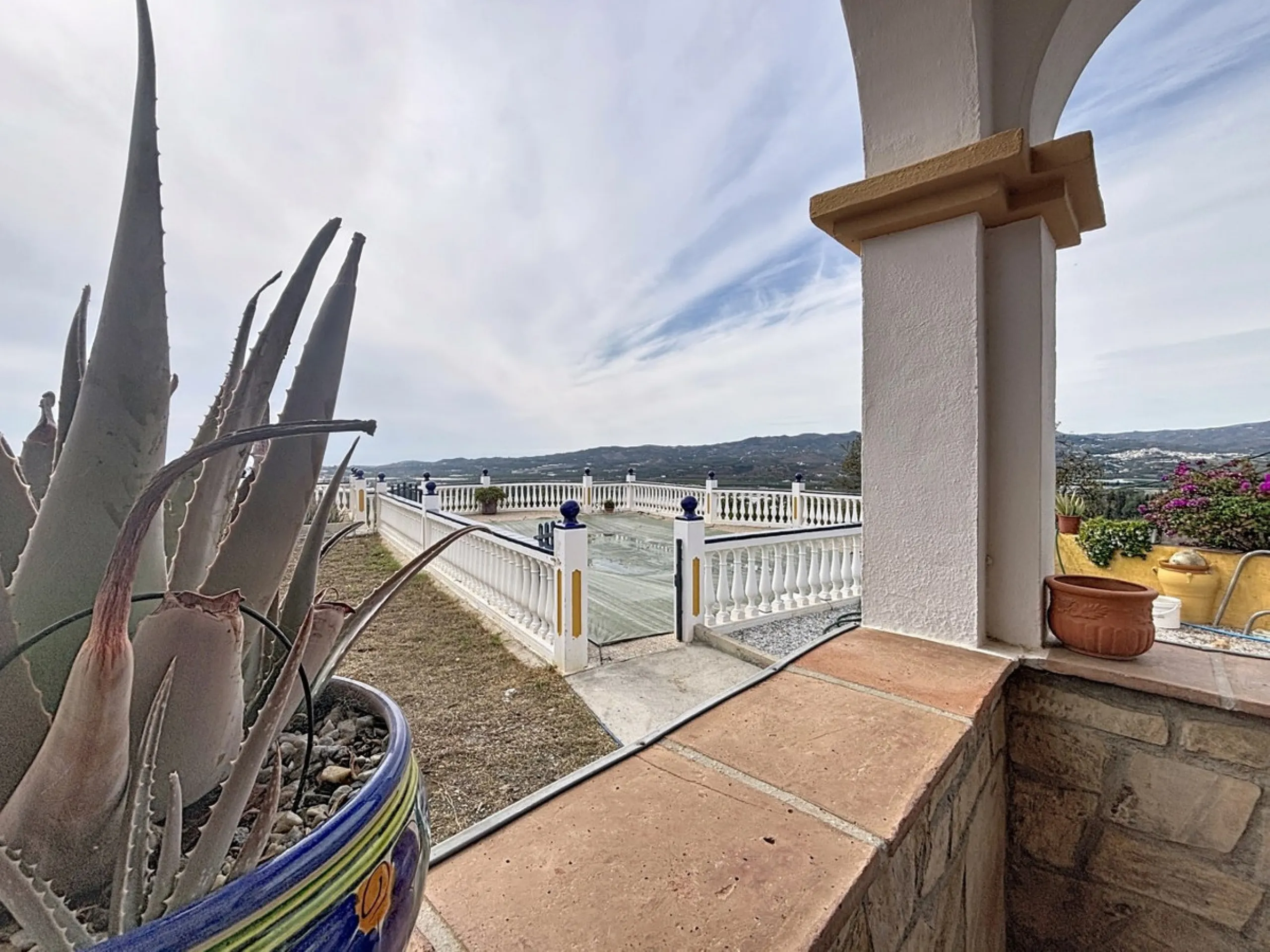 This finca in Vélez-Málaga offers a privileged setting, plenty of space, and excellent potential both as a family home and for agricultural use. The main house features 3 bedrooms on the main floor, a full bathroom, and a guest toilet. The kitchen is sepa