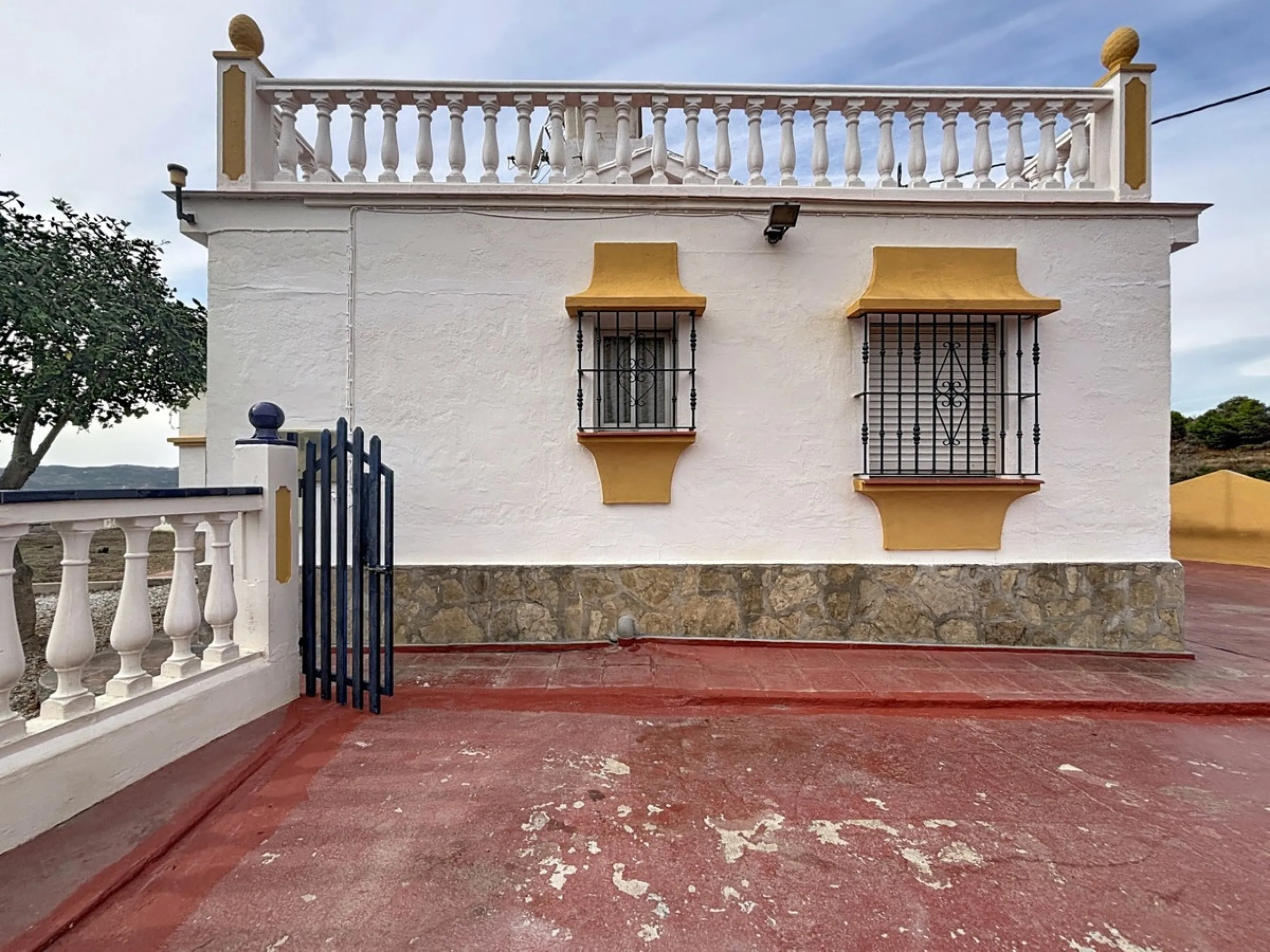 This finca in Vélez-Málaga offers a privileged setting, plenty of space, and excellent potential both as a family home and for agricultural use. The main house features 3 bedrooms on the main floor, a full bathroom, and a guest toilet. The kitchen is sepa