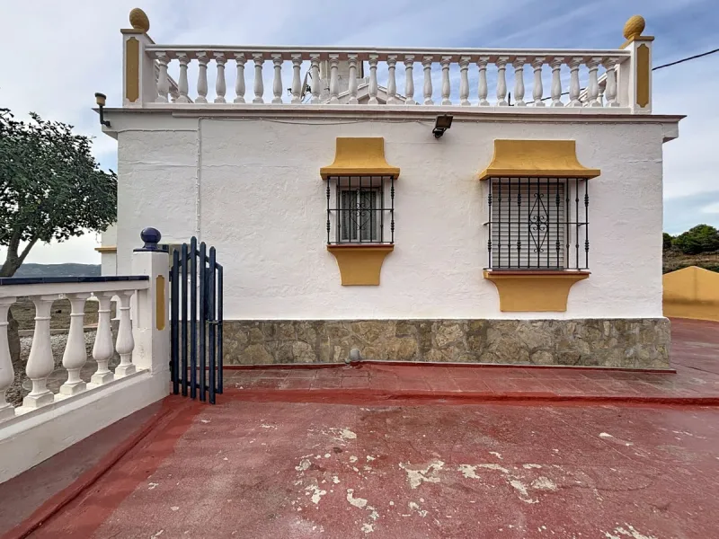 This finca in Vélez-Málaga offers a privileged setting, plenty of space, and excellent potential both as a family home and for agricultural use. The main house features 3 bedrooms on the main floor, a full bathroom, and a guest toilet. The kitchen is sepa