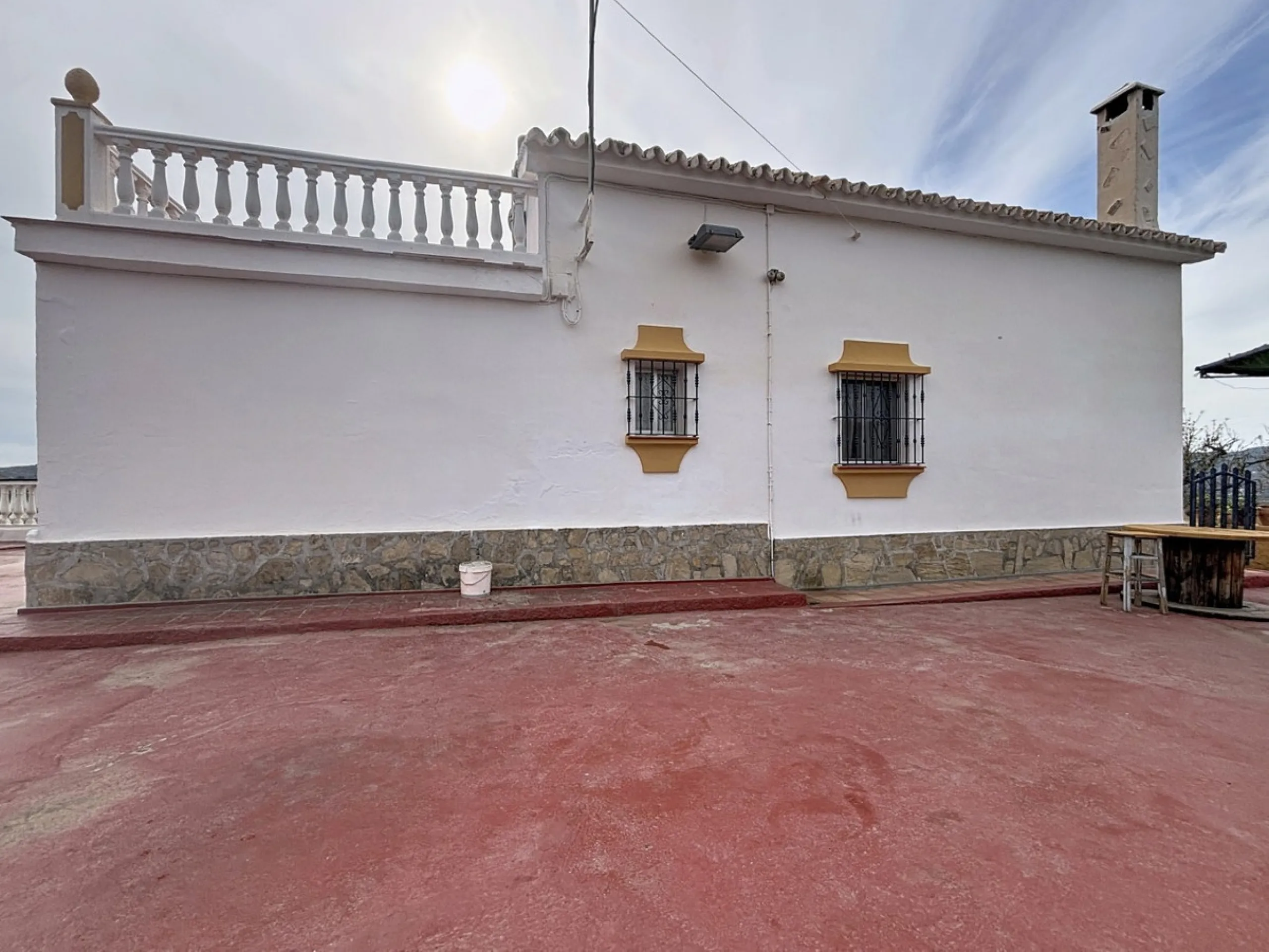 This finca in Vélez-Málaga offers a privileged setting, plenty of space, and excellent potential both as a family home and for agricultural use. The main house features 3 bedrooms on the main floor, a full bathroom, and a guest toilet. The kitchen is sepa
